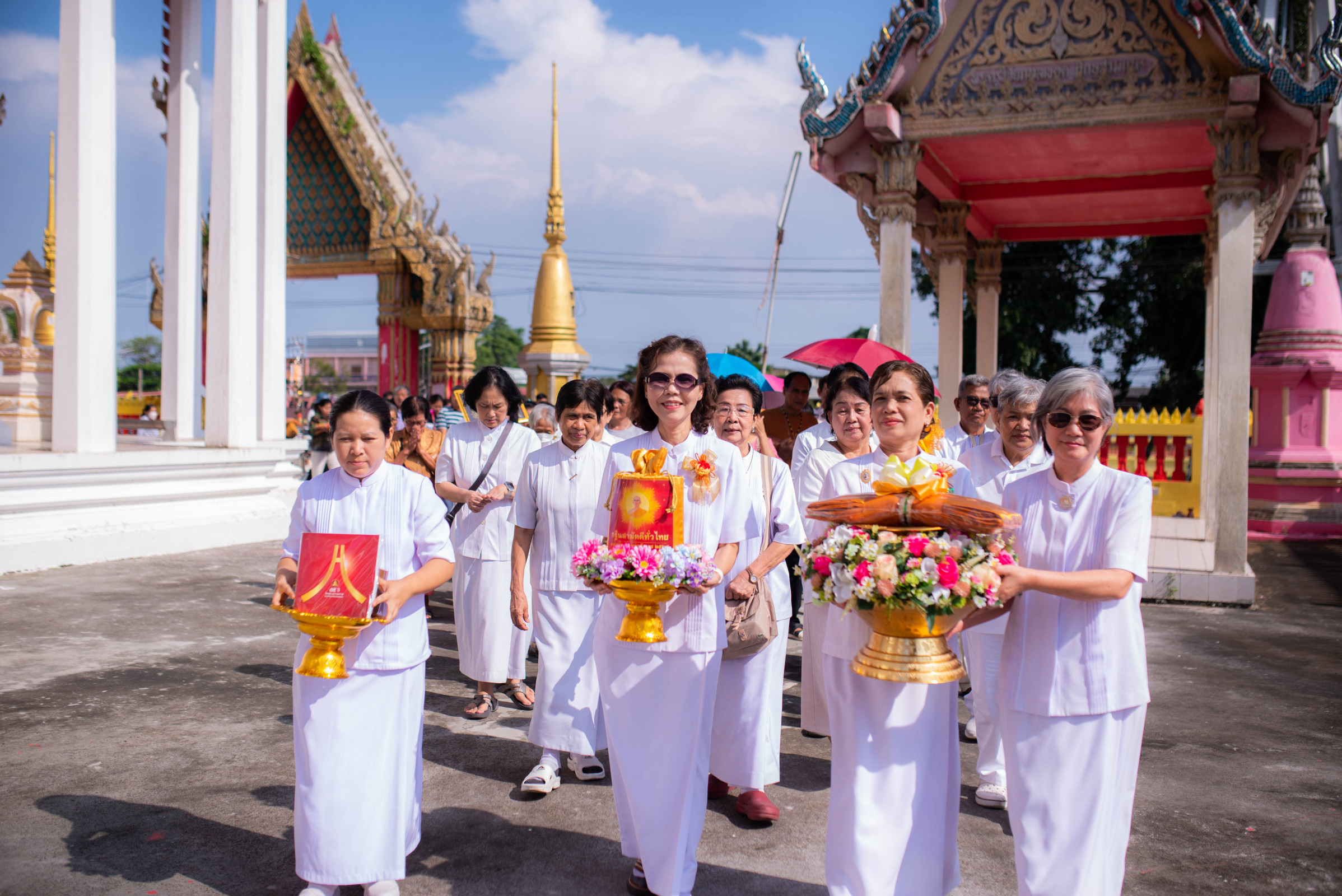 ภาพร่วมขบวนกฐินวัดลาดบัวหลวง