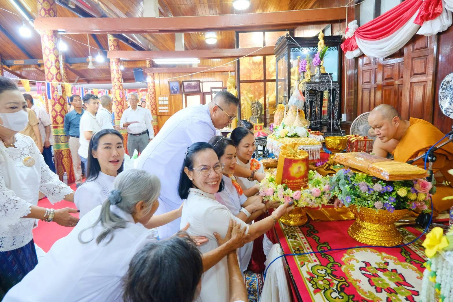ภาพการถวายปัจจัยวัดโคกหิรัญ