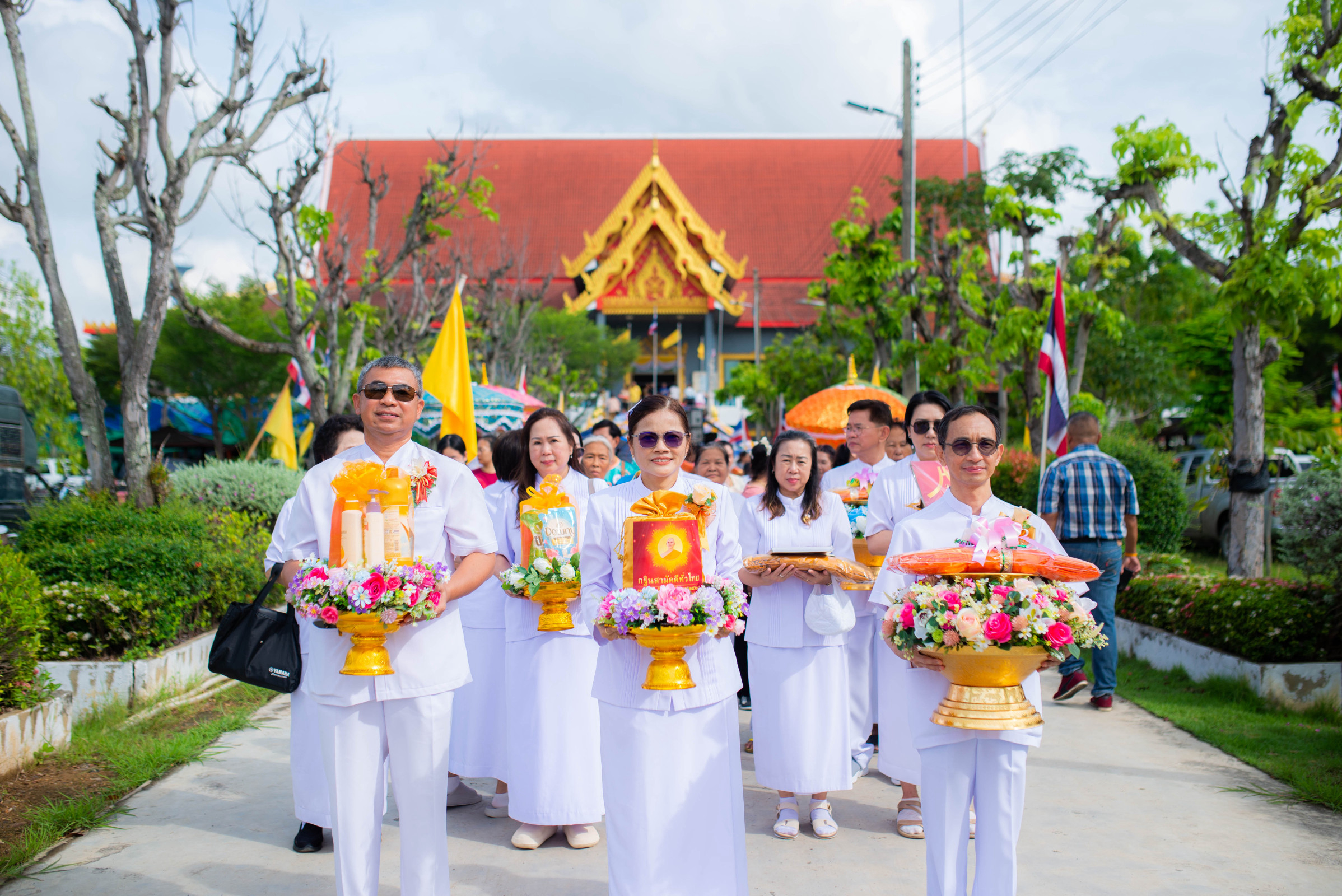 ภาพร่วมขบวนกฐินวัดลำพระยาราษฎร์เจริญธรรม