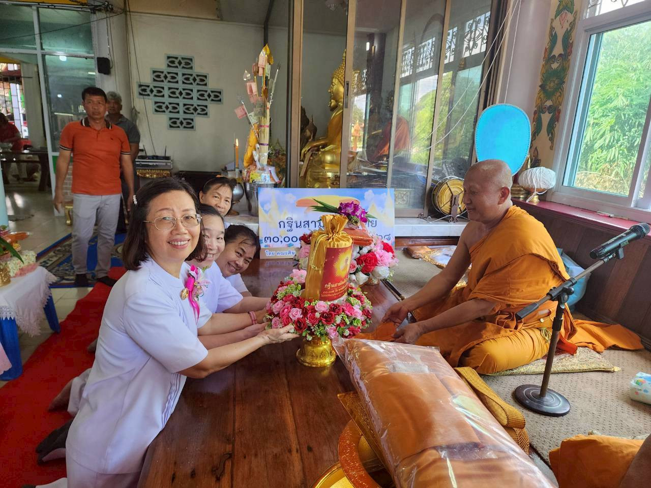 ภาพการถวายปัจจัยวัดโพธิ์ประสิทธิ์