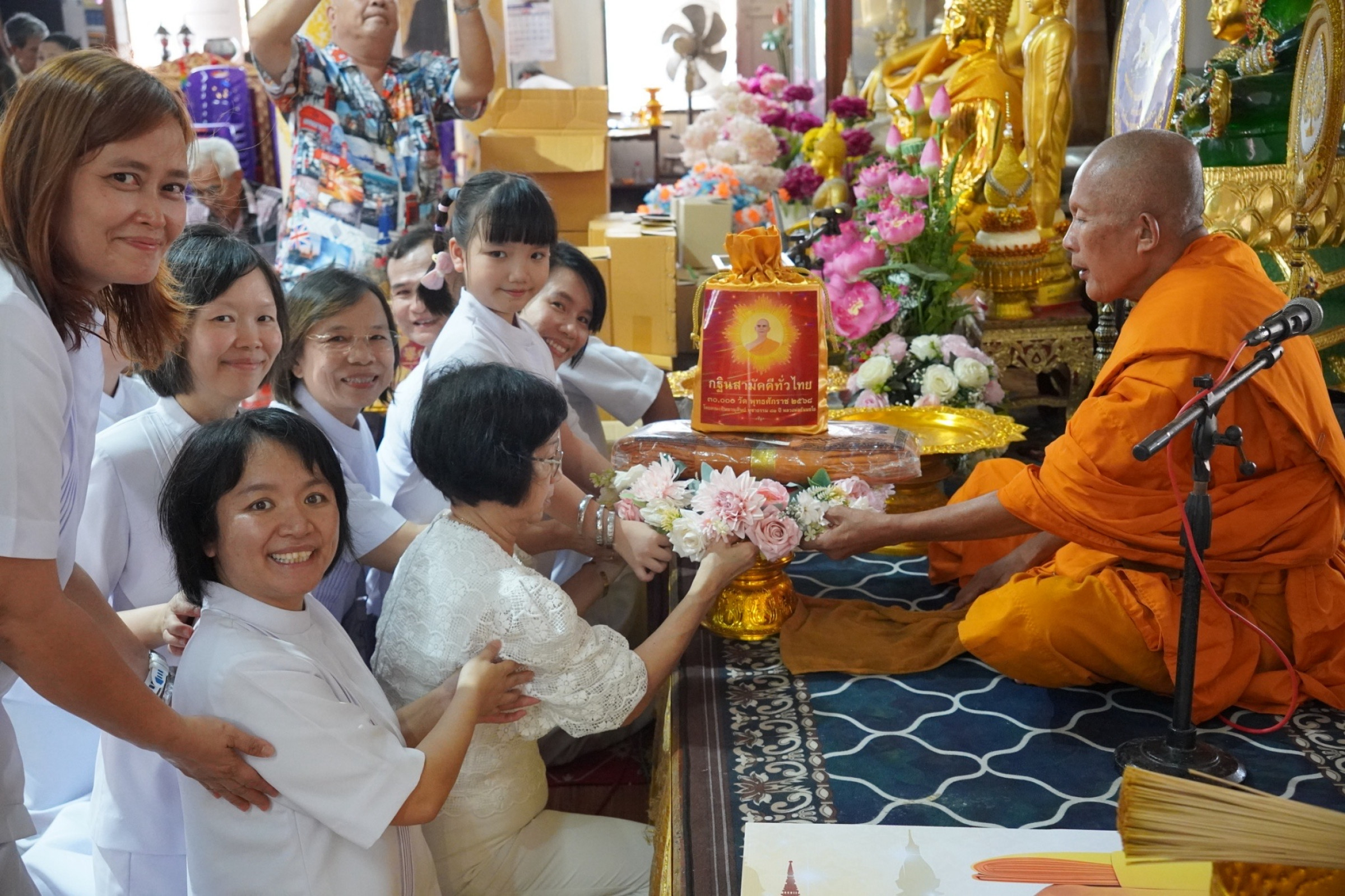 ภาพการถวายปัจจัยวัดบางคล้า
