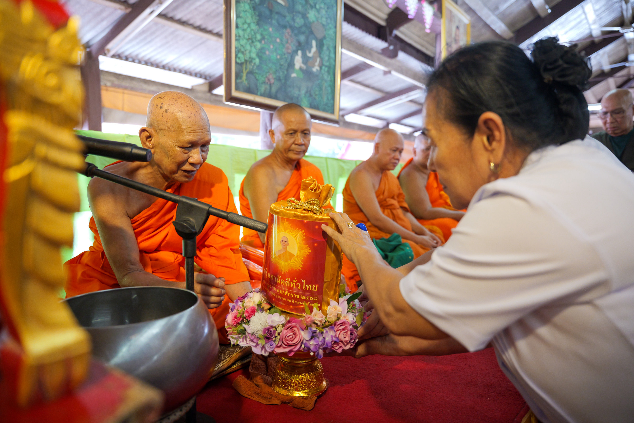 ภาพการถวายปัจจัยวัดนางคุ่ม