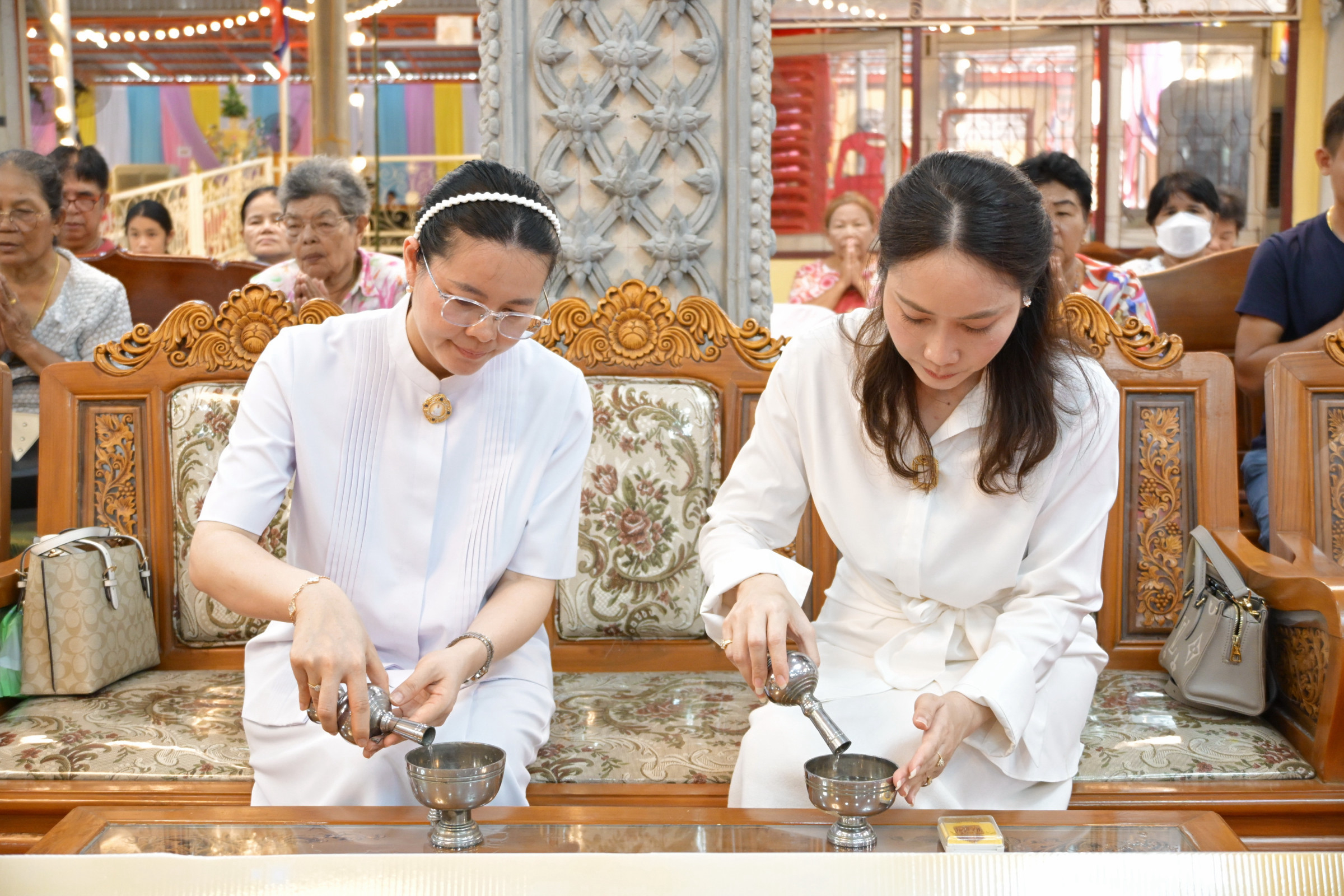 ภาพร่วมพิธีกรรมวัดบ้านกลิ้ง