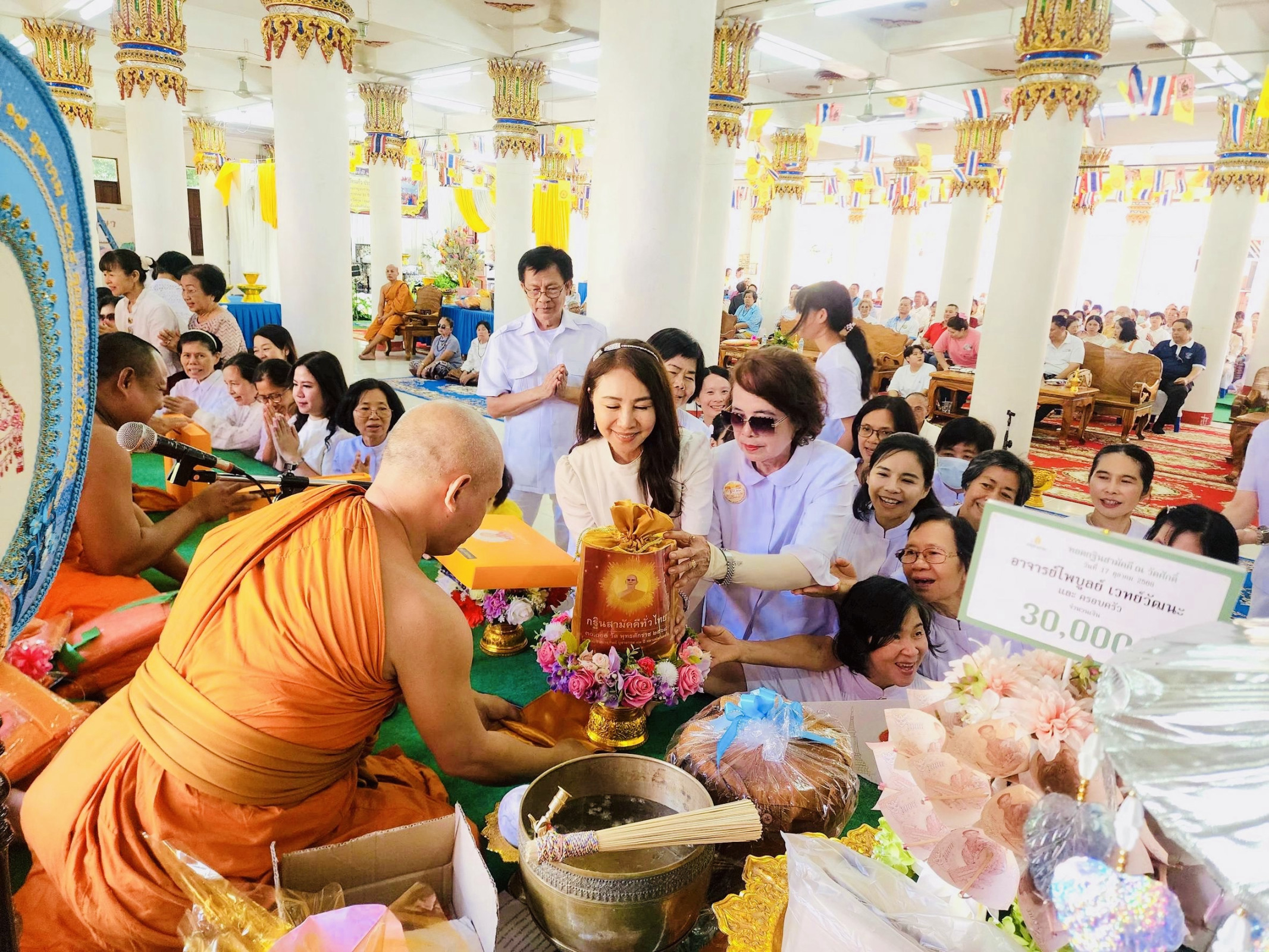 ภาพการถวายปัจจัยวัดศักดิ์