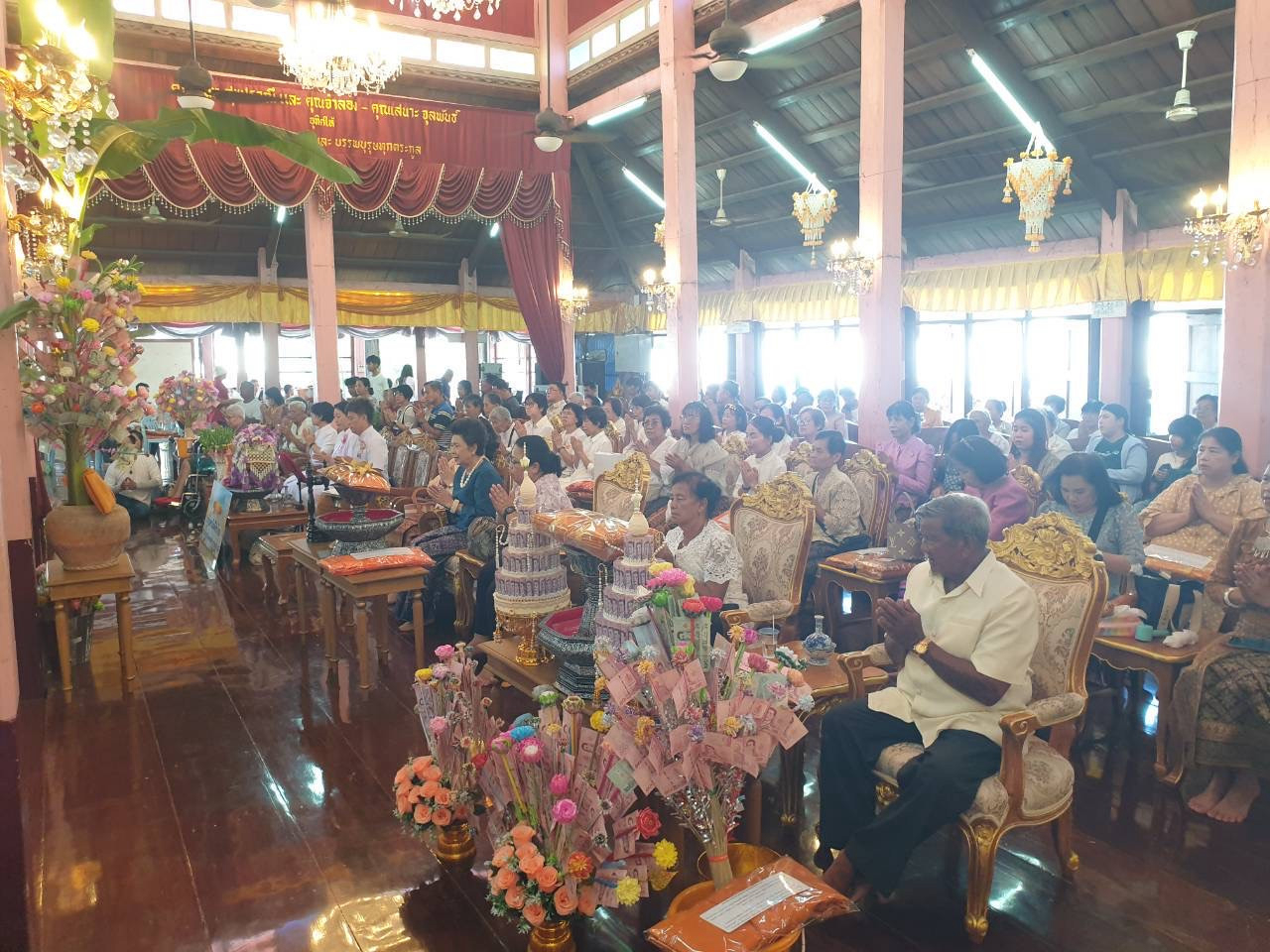 ภาพร่วมพิธีกรรมวัดโพธิ์ลอย