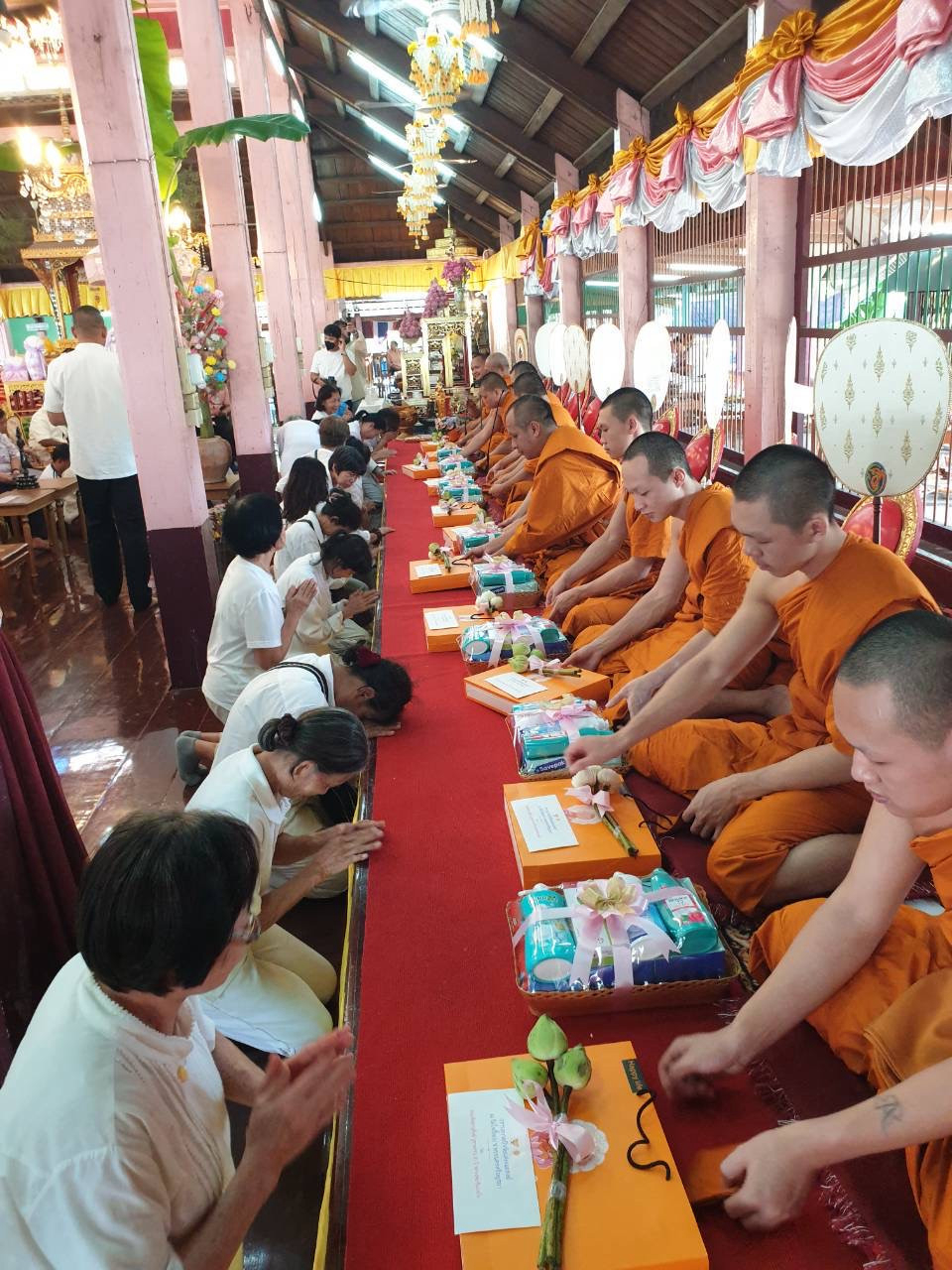 ภาพร่วมพิธีกรรมวัดโพธิ์ลอย