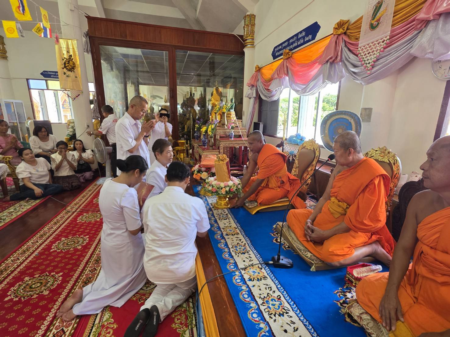 ภาพการถวายปัจจัยวัดขุนทิพย์