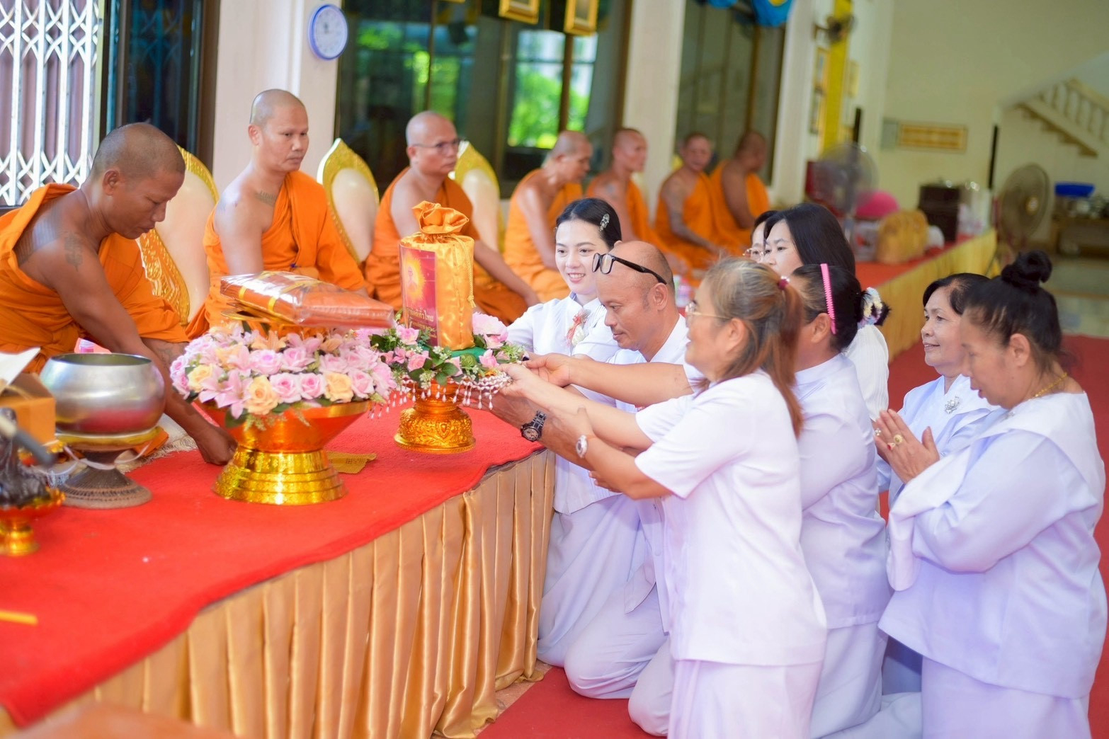 ภาพการถวายปัจจัยวัดจันทาราม