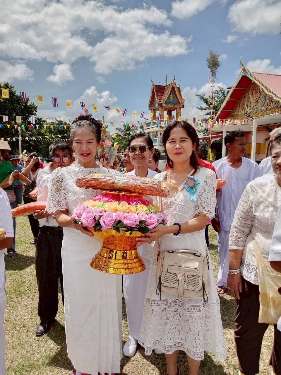 ภาพร่วมพิธีกรรมวัดเนินหาด