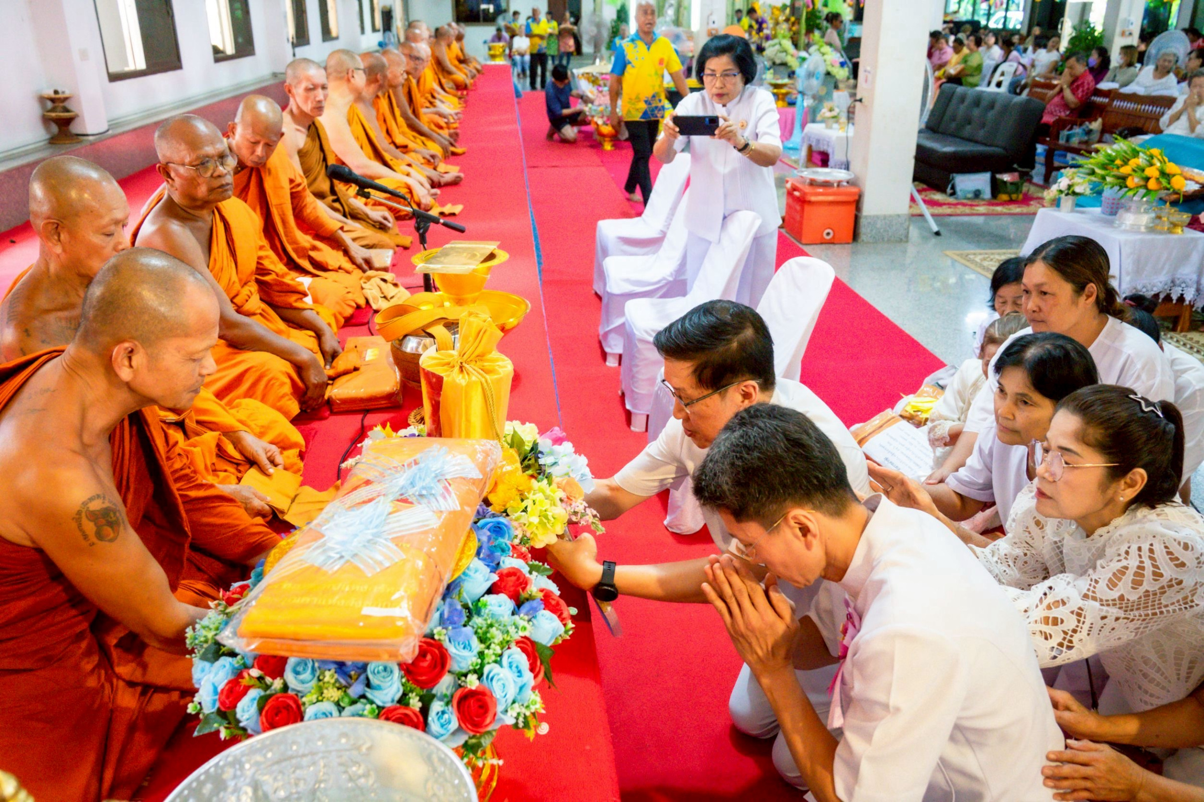 ภาพการถวายปัจจัยวัดสวนสวรรค์