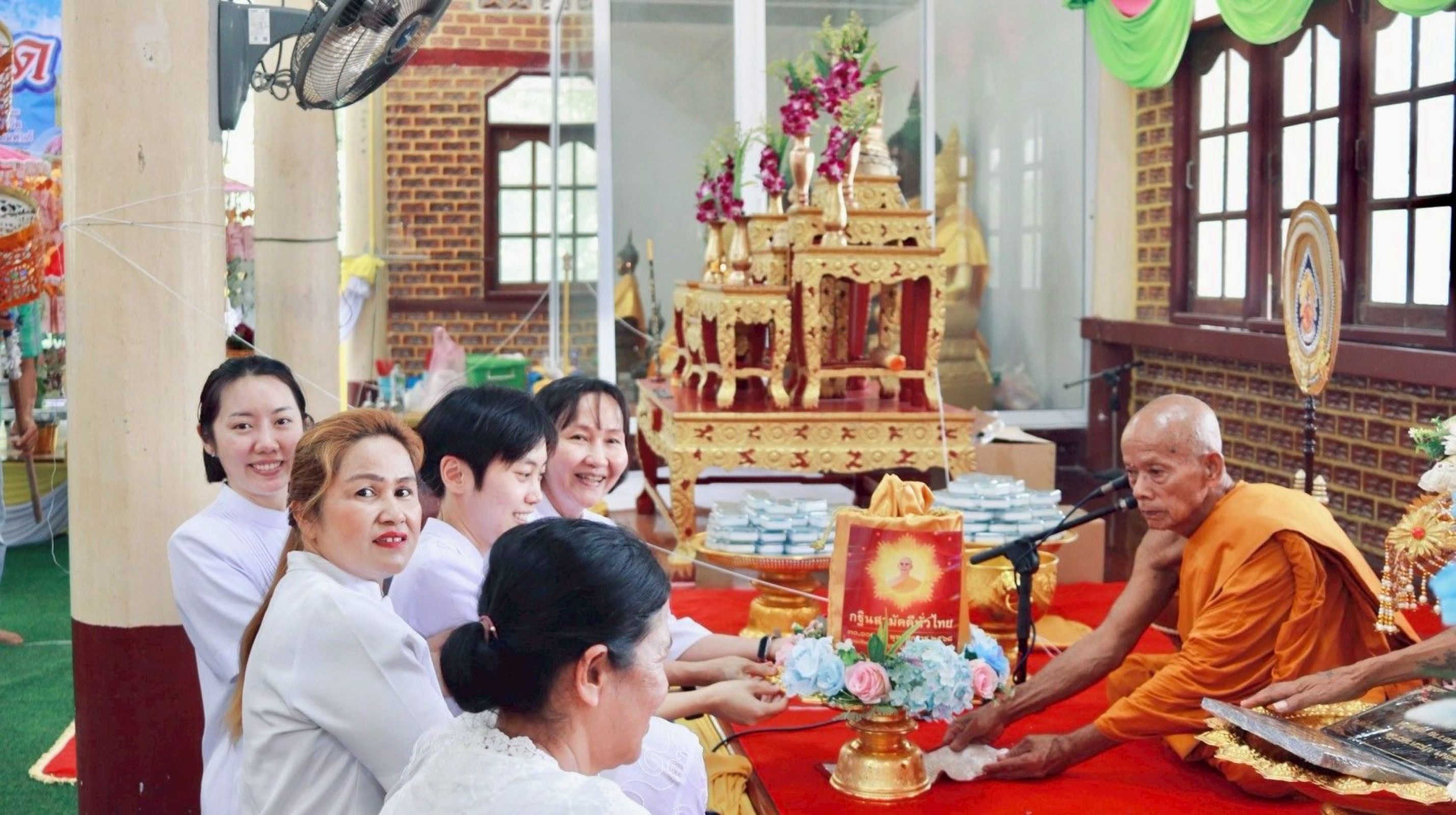 ภาพการถวายปัจจัยวัดบ้านลาด