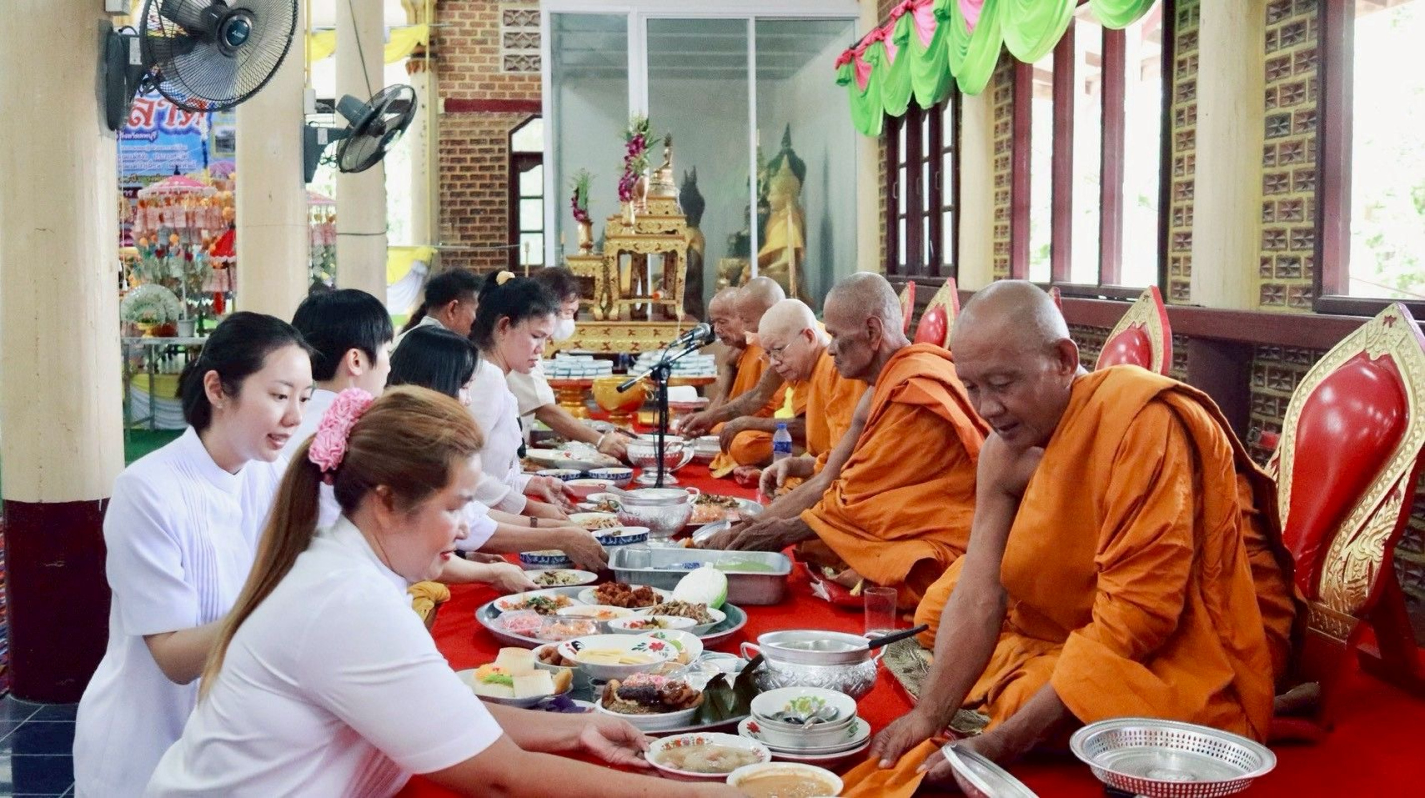ภาพร่วมพิธีกรรมวัดบ้านลาด