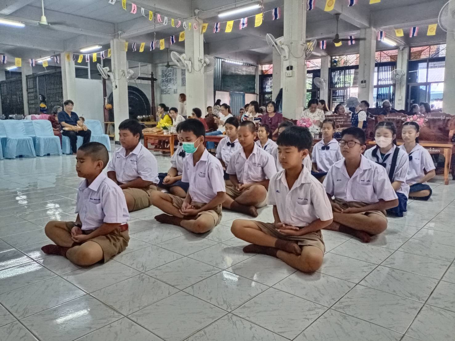 ภาพร่วมพิธีกรรมวัดเนินยาว