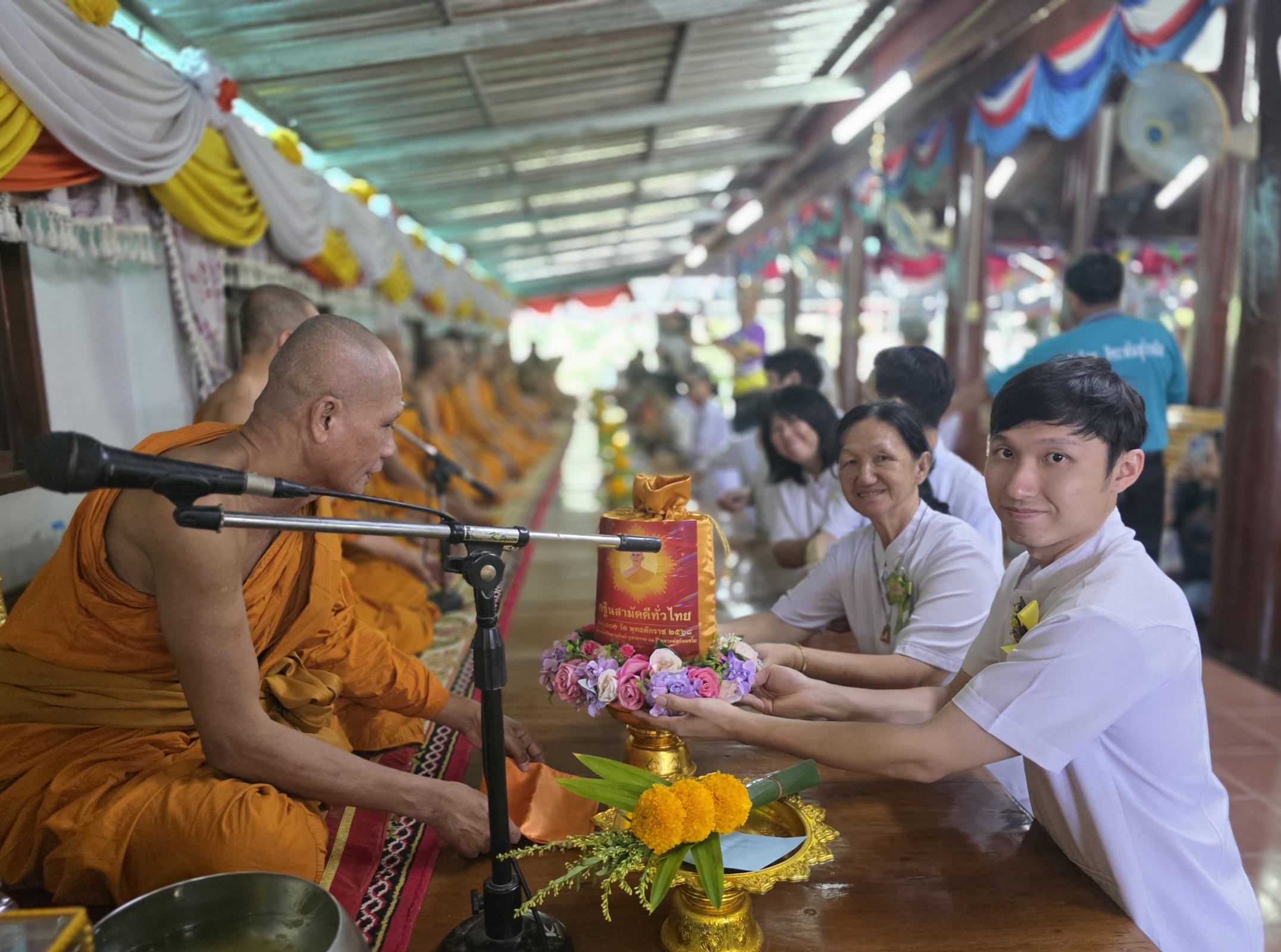 ภาพการถวายปัจจัยวัดข่อยใต้