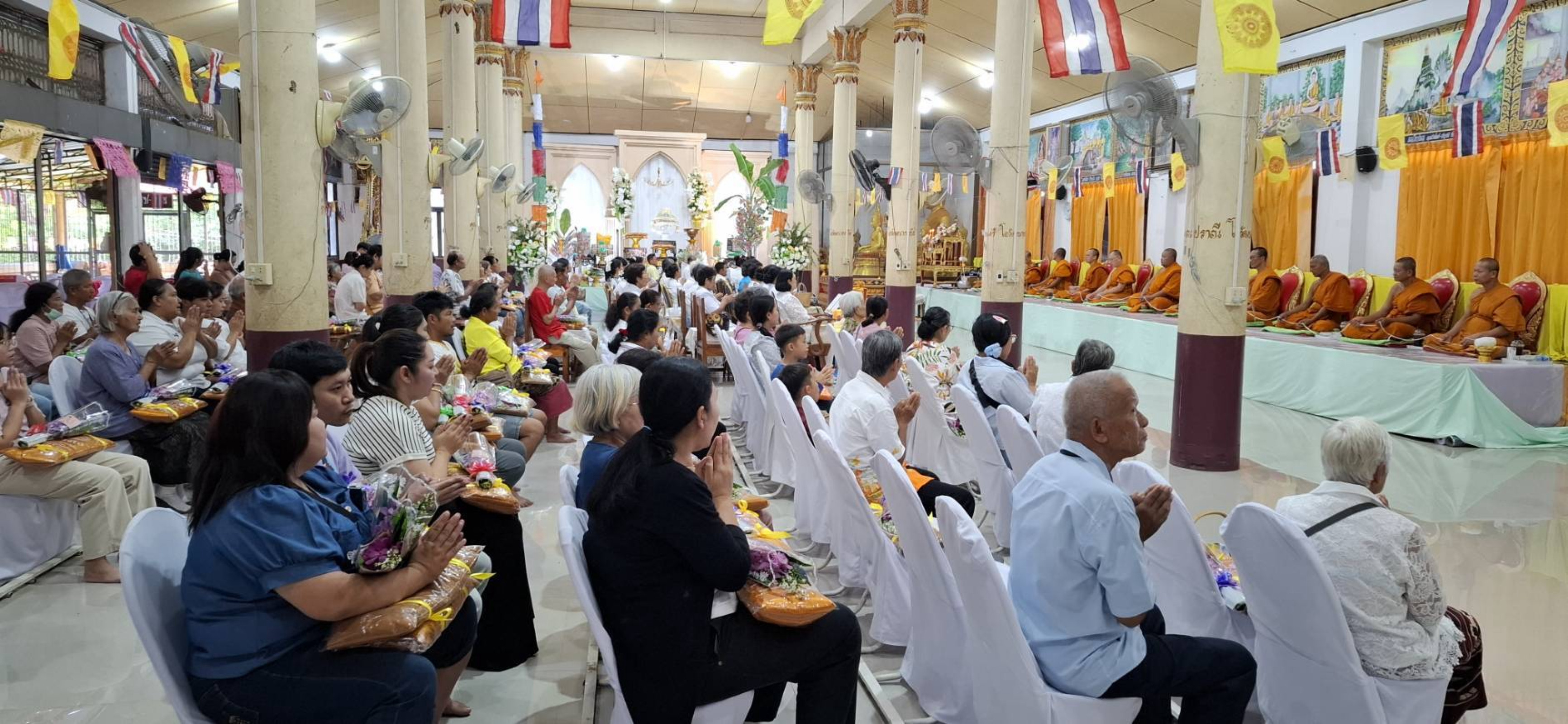 ภาพร่วมพิธีกรรมวัดห้วยบง