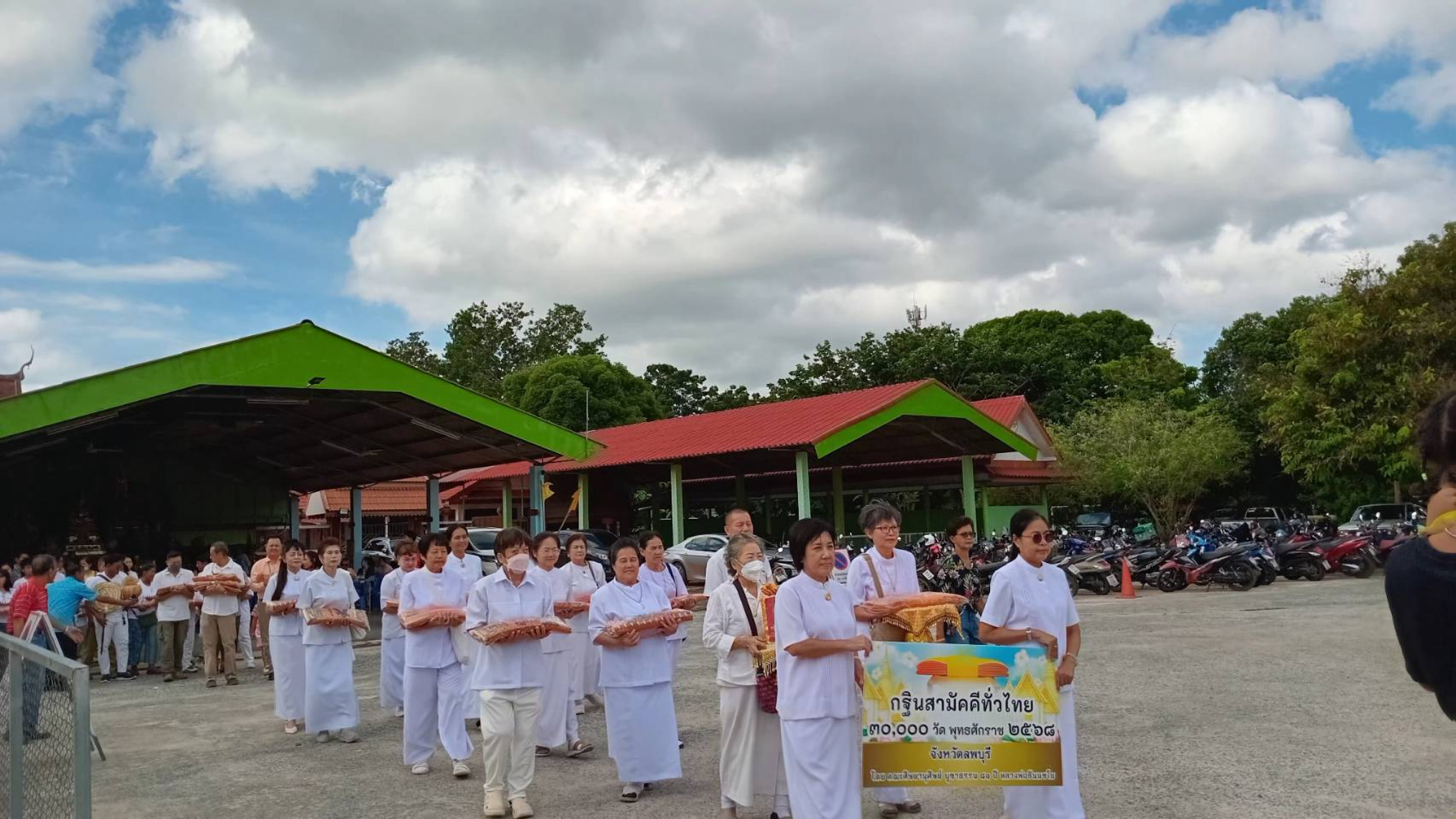 ภาพร่วมขบวนกฐินวัดโคกหม้อ