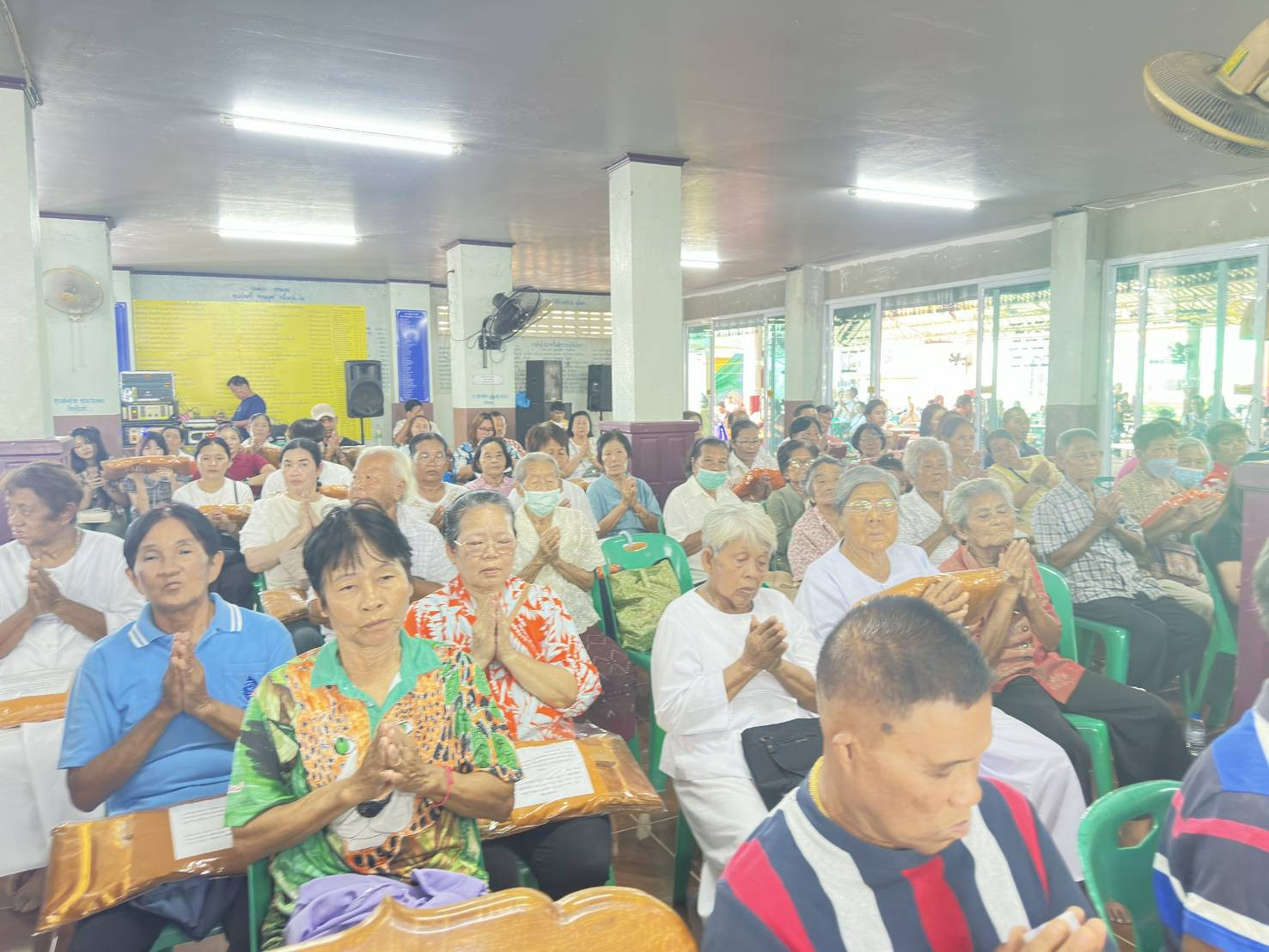 ภาพร่วมพิธีกรรมวัดโพธิ์ลอย