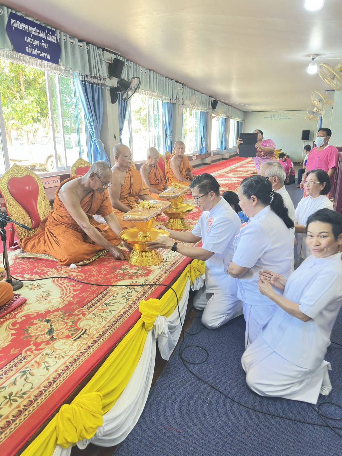 ภาพร่วมพิธีกรรมวัดโพธิ์ลอย