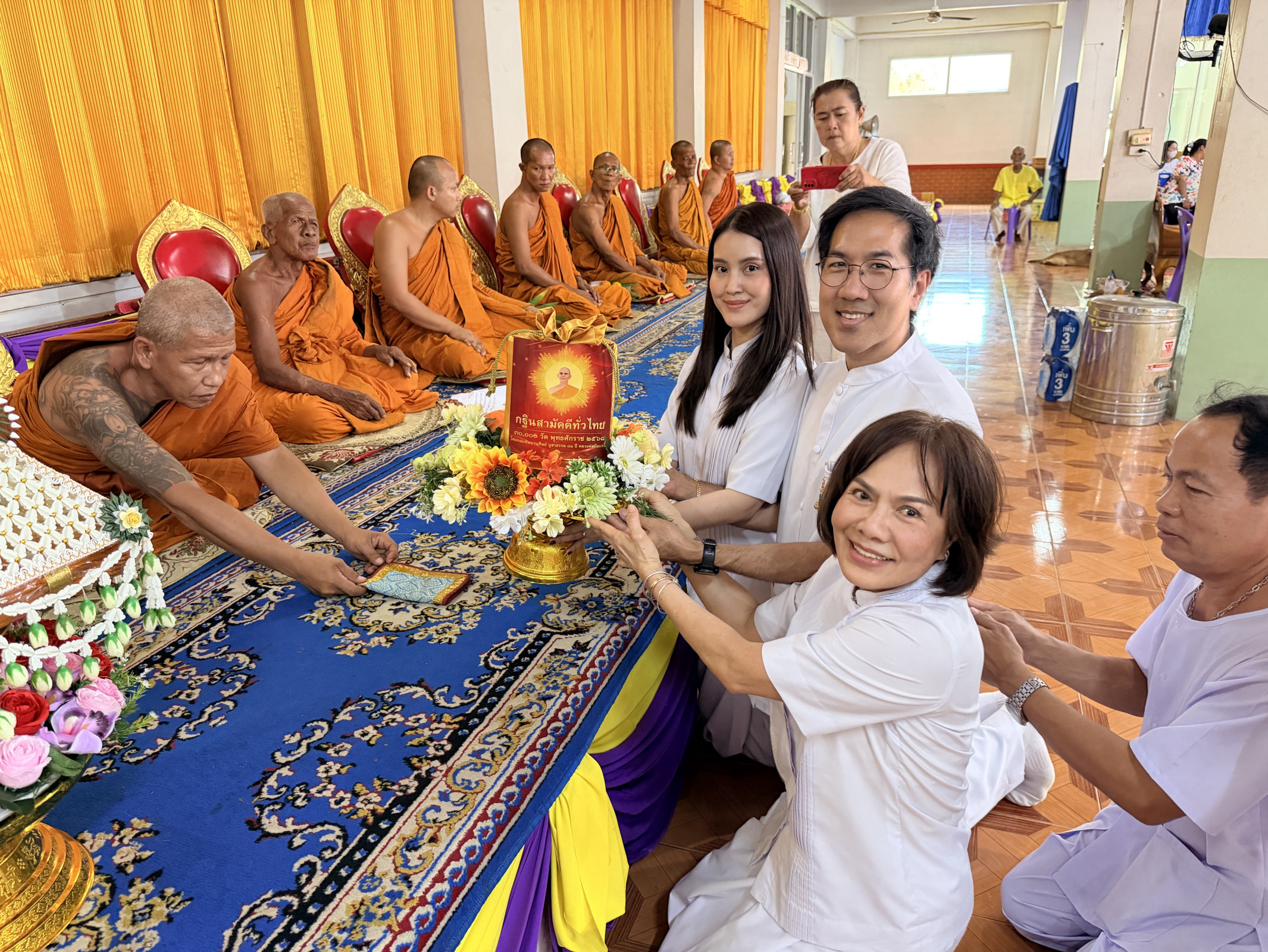 ภาพการถวายปัจจัยวัดธรรมเจดีย์