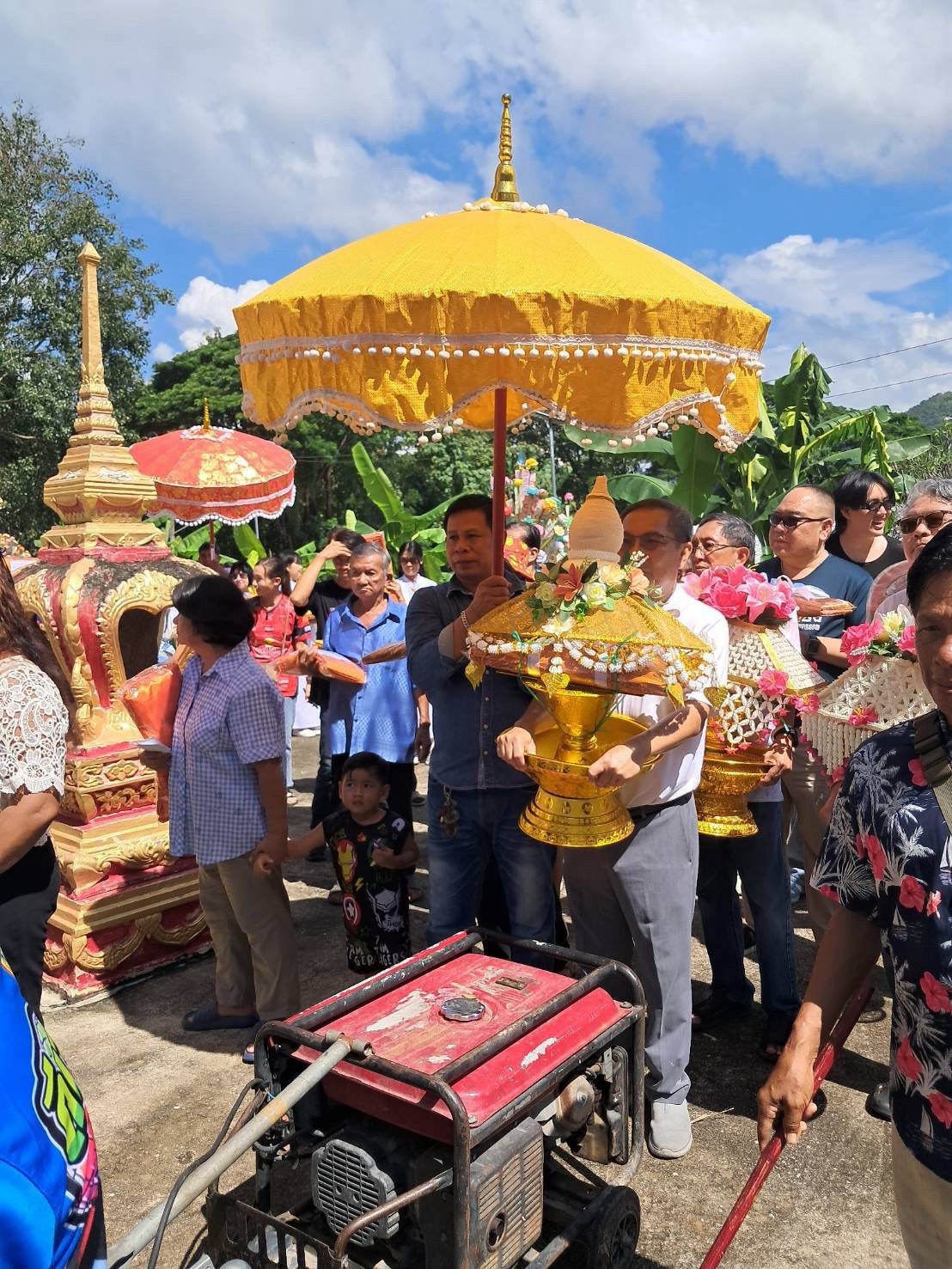 ภาพร่วมพิธีกรรมวัดโป่งมงคล