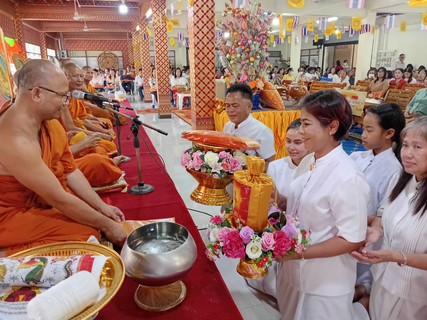 ภาพการถวายปัจจัยวัดวิหารแดง