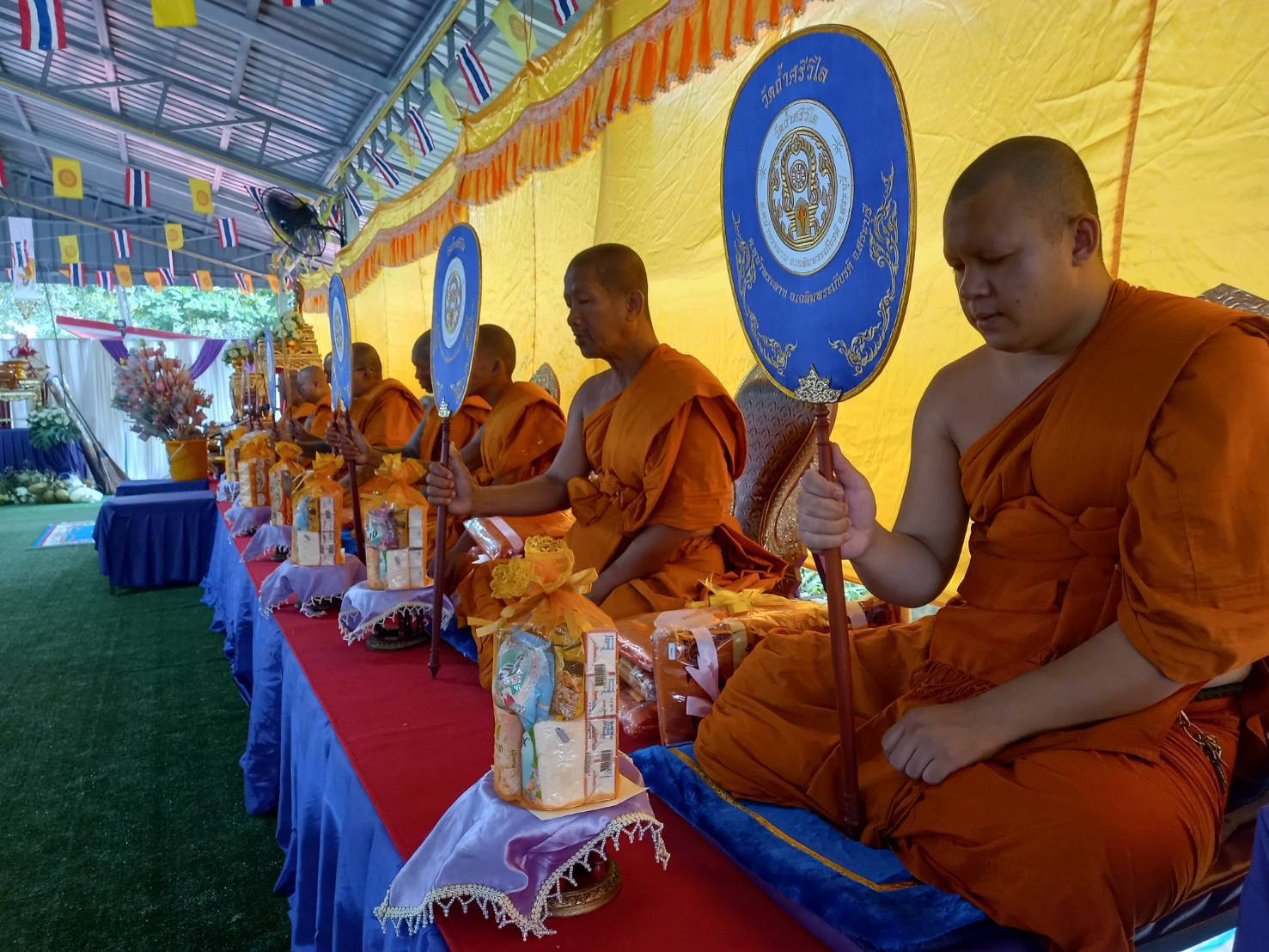 ภาพร่วมพิธีกรรมวัดถ้ำศรีวิไล