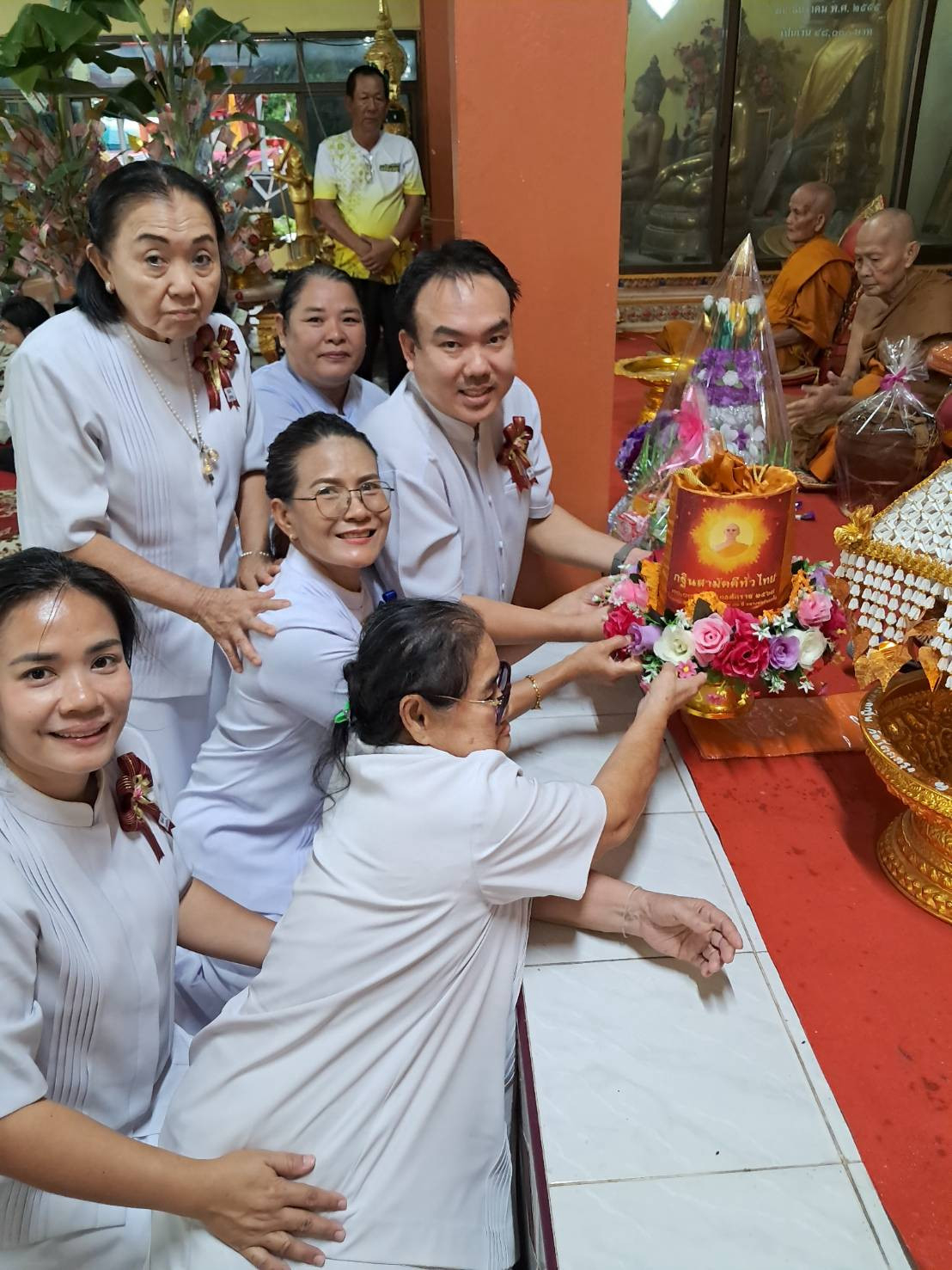 ภาพการถวายปัจจัยวัดโคกกรุง