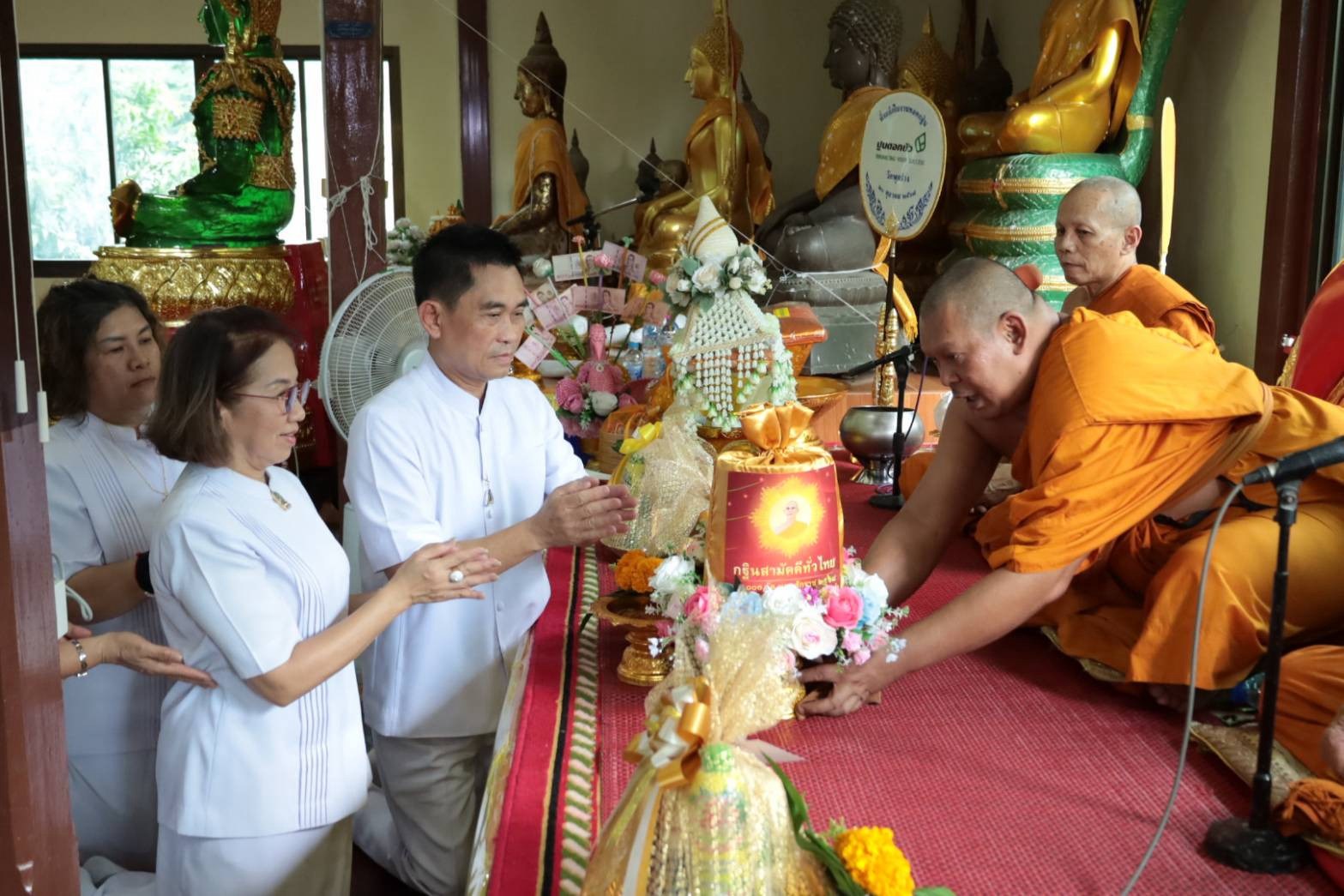 ภาพการถวายปัจจัยวัดพุกร่าง