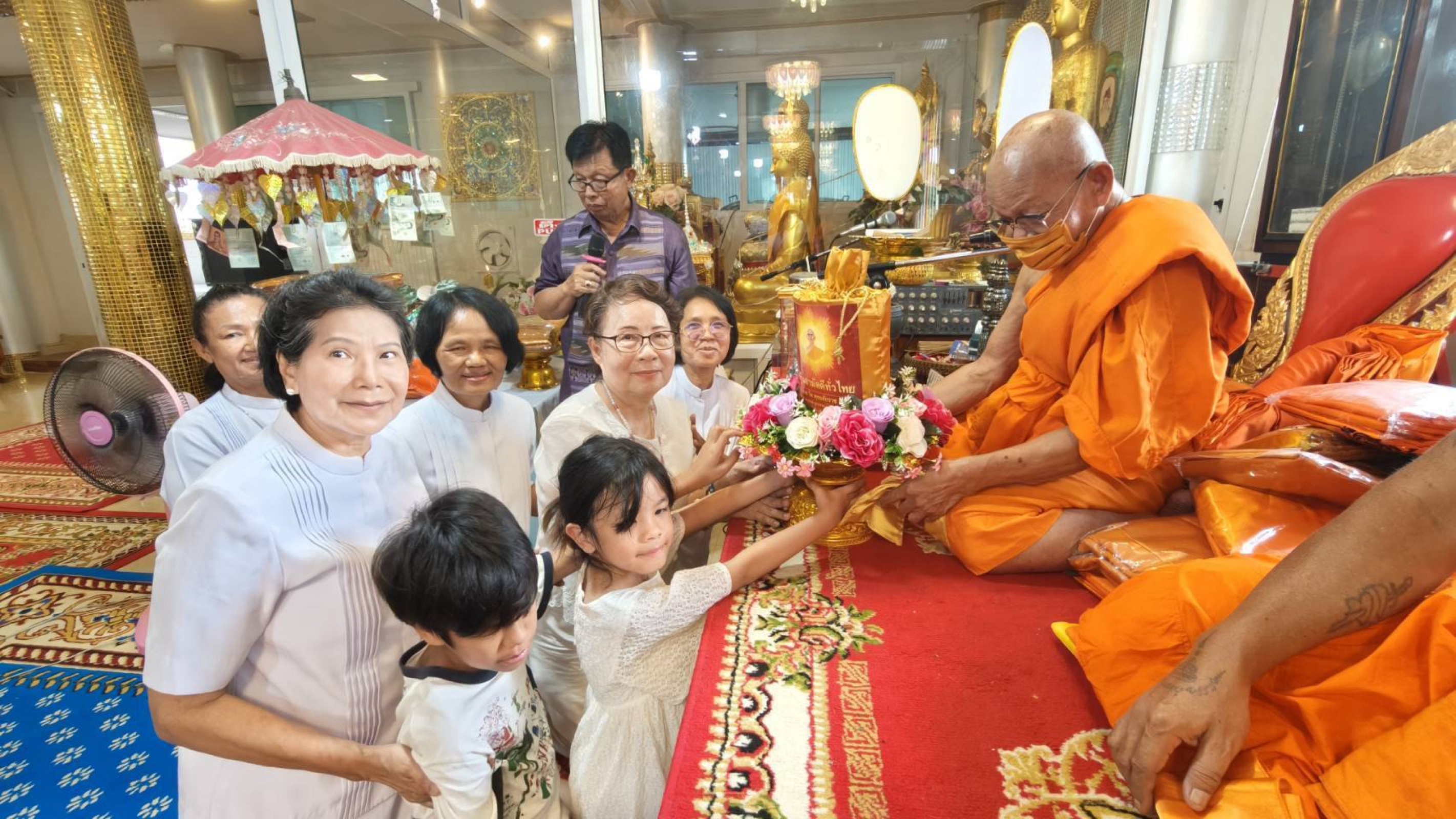 ภาพการถวายปัจจัยวัดบ้านกลาง