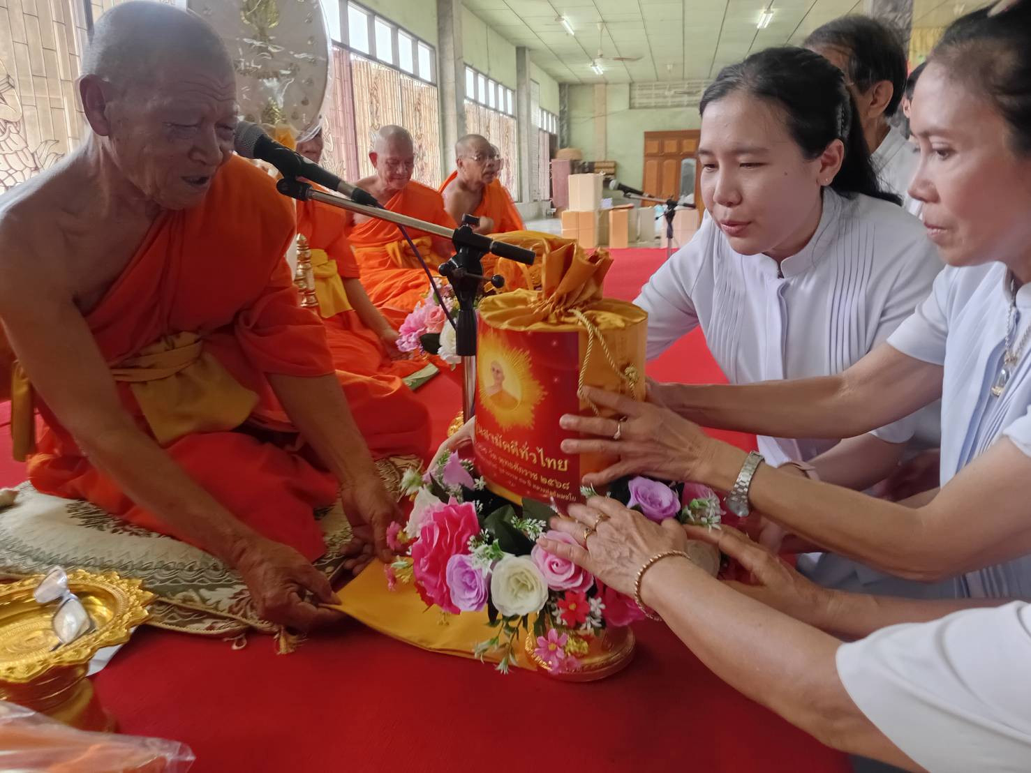 ภาพการถวายปัจจัยวัดหนองจิก