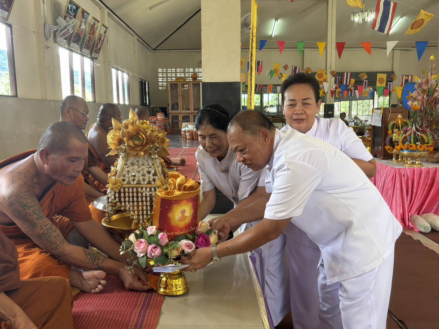 ภาพการถวายปัจจัยวัดคลองม่วงเหนือ
