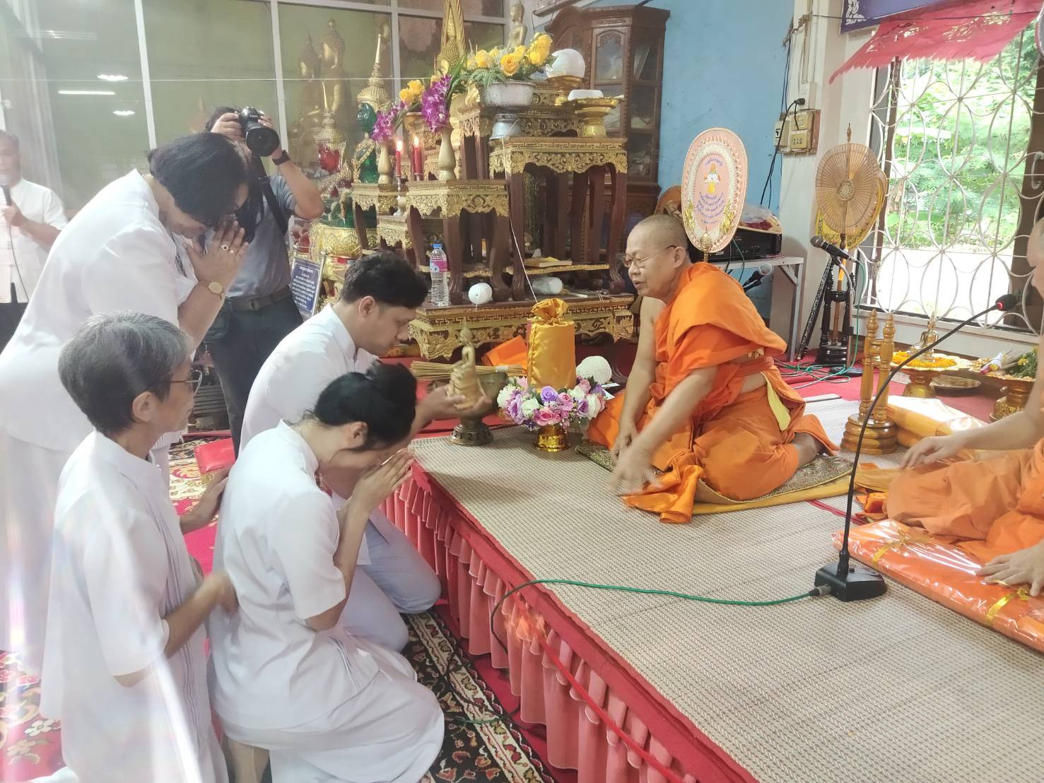 ภาพการถวายปัจจัยวัดโคกกระท้อน