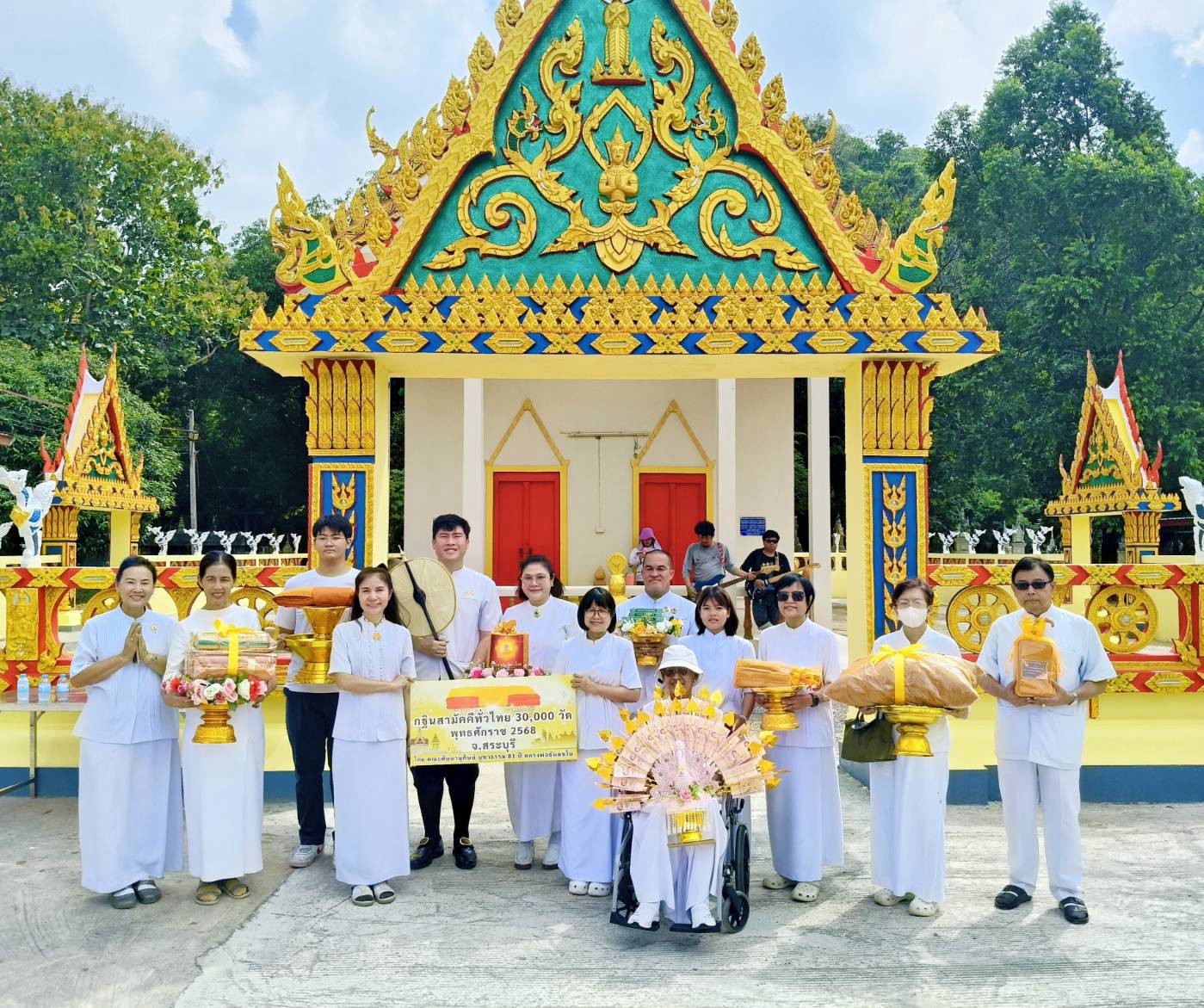 ภาพหมู่ถือพานถวายปัจจัยวัดท่าสบก