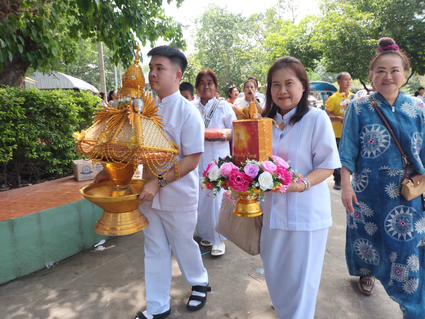 ภาพร่วมขบวนกฐินวัดคุ้งเขาเขียว