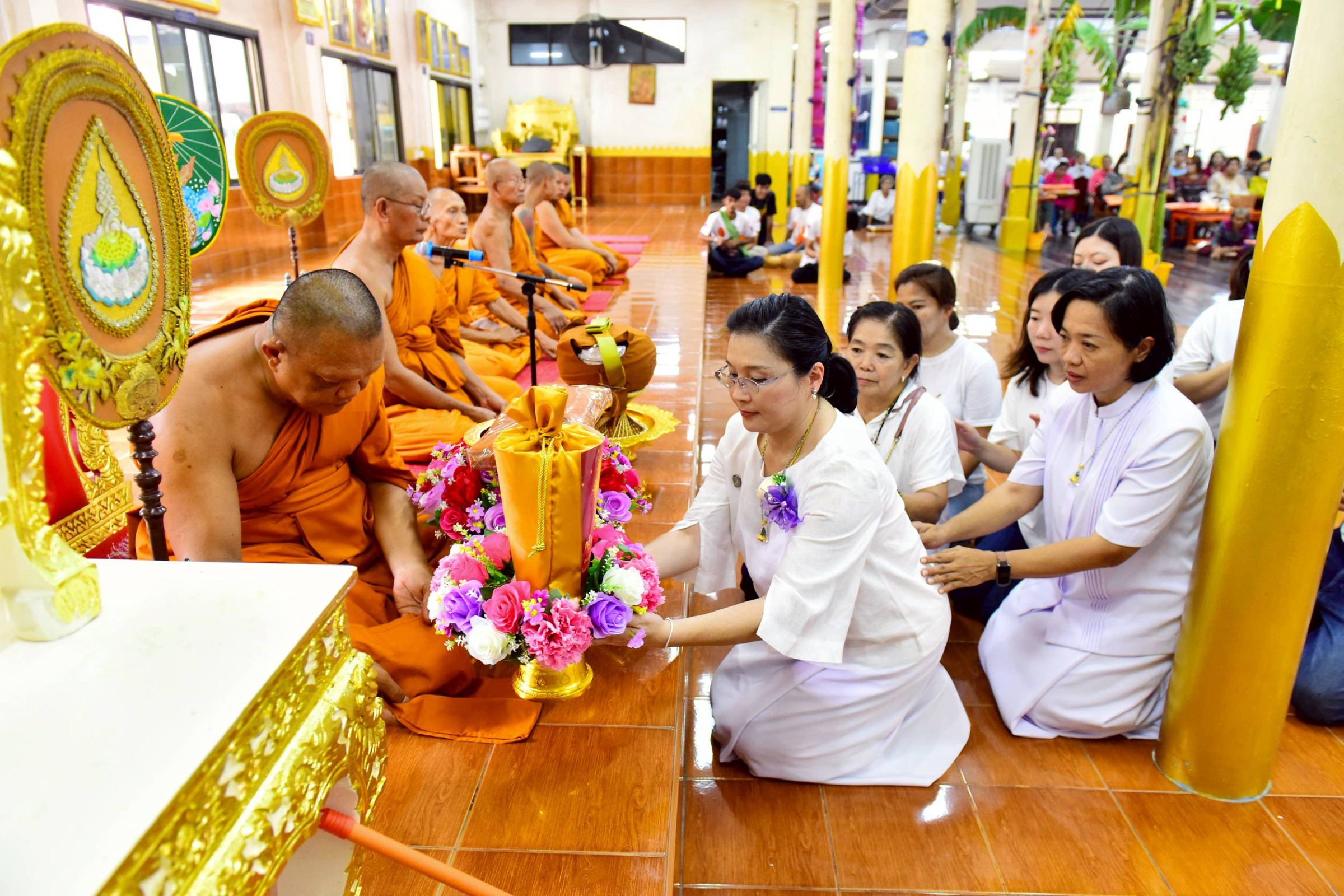 ภาพการถวายปัจจัยวัดห้วยขมิ้น