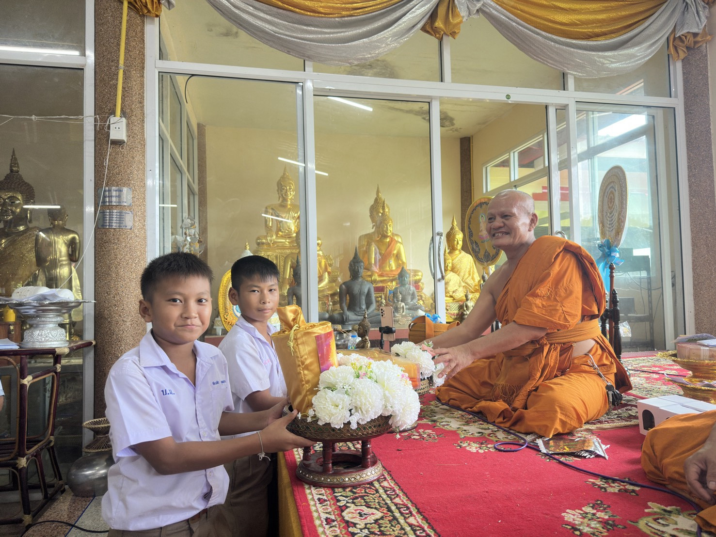 ภาพการถวายปัจจัยวัดบึงไม้