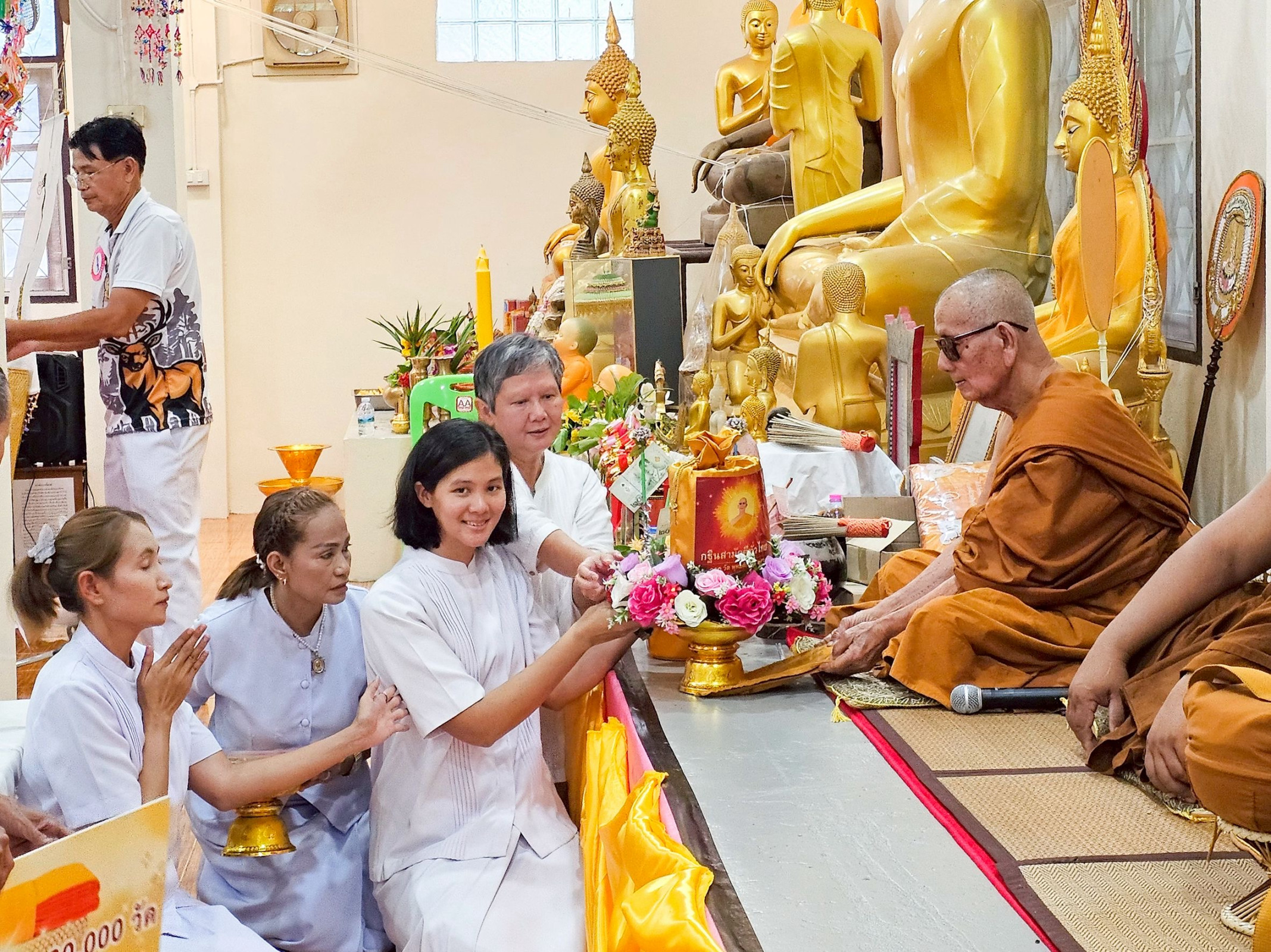 ภาพการถวายปัจจัยวัดบ้านโป่ง