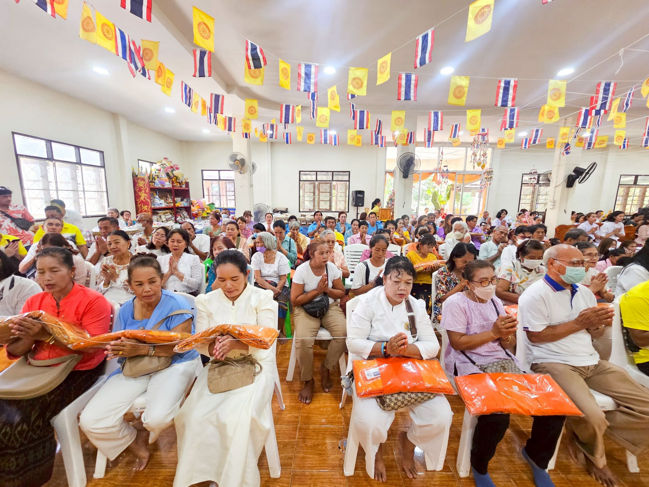 ภาพร่วมพิธีกรรมวัดบ้านโป่ง