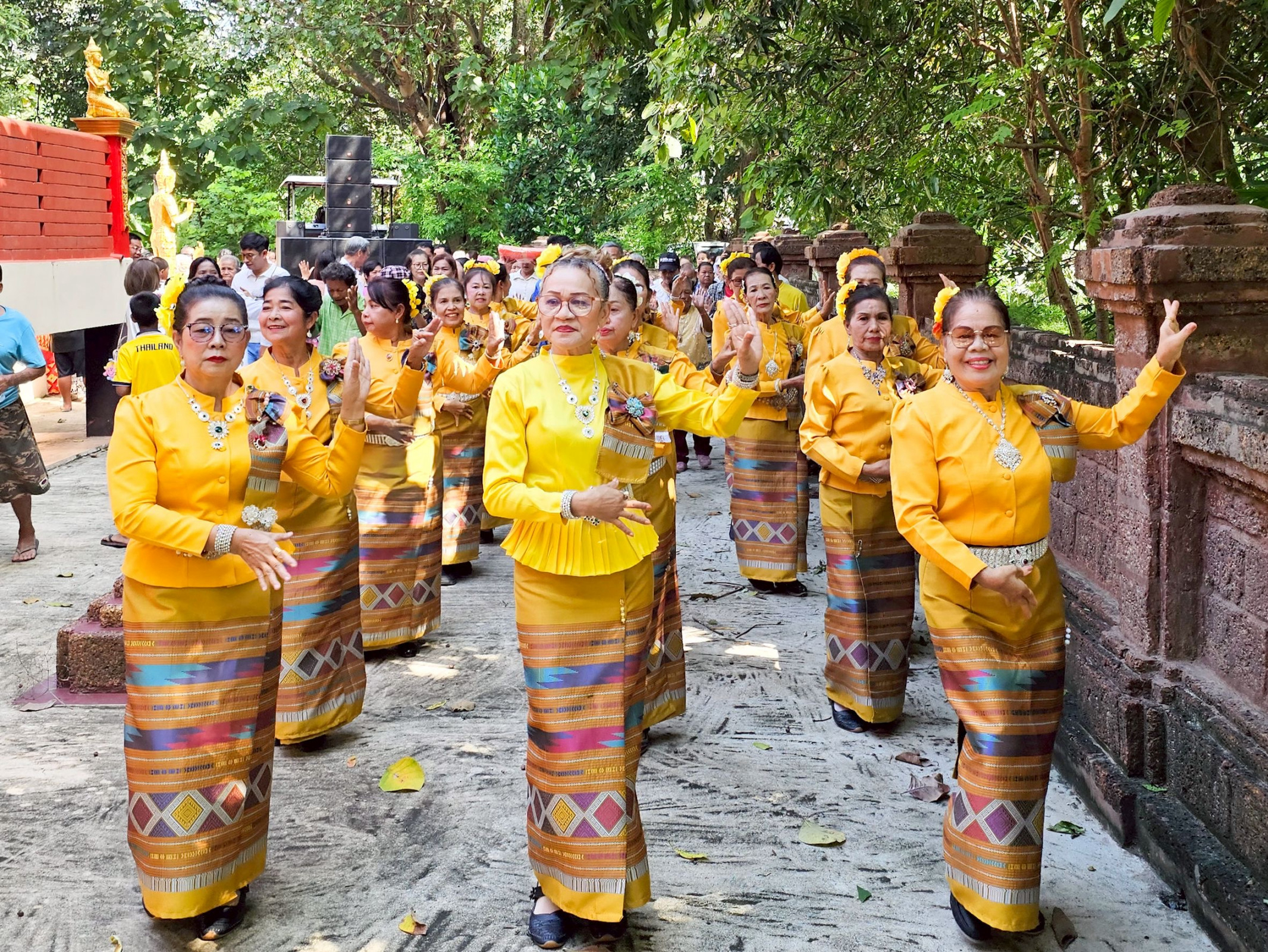 ภาพร่วมพิธีกรรมวัดบ้านโป่ง