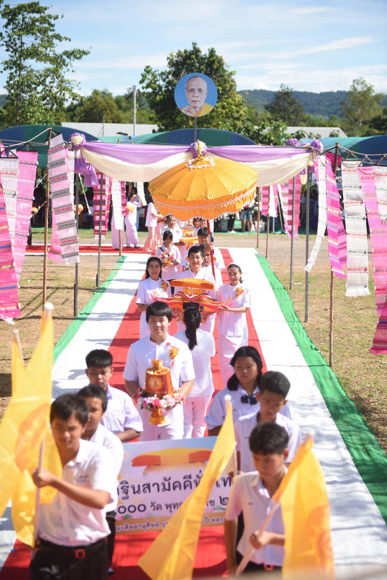 ภาพร่วมขบวนกฐินศูนย์ปฏิบัติธรรมวิหารแดงจังหวัดสระบุรี