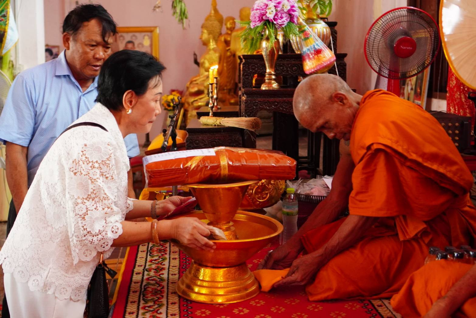 ภาพร่วมพิธีกรรมวัดเนินยาว