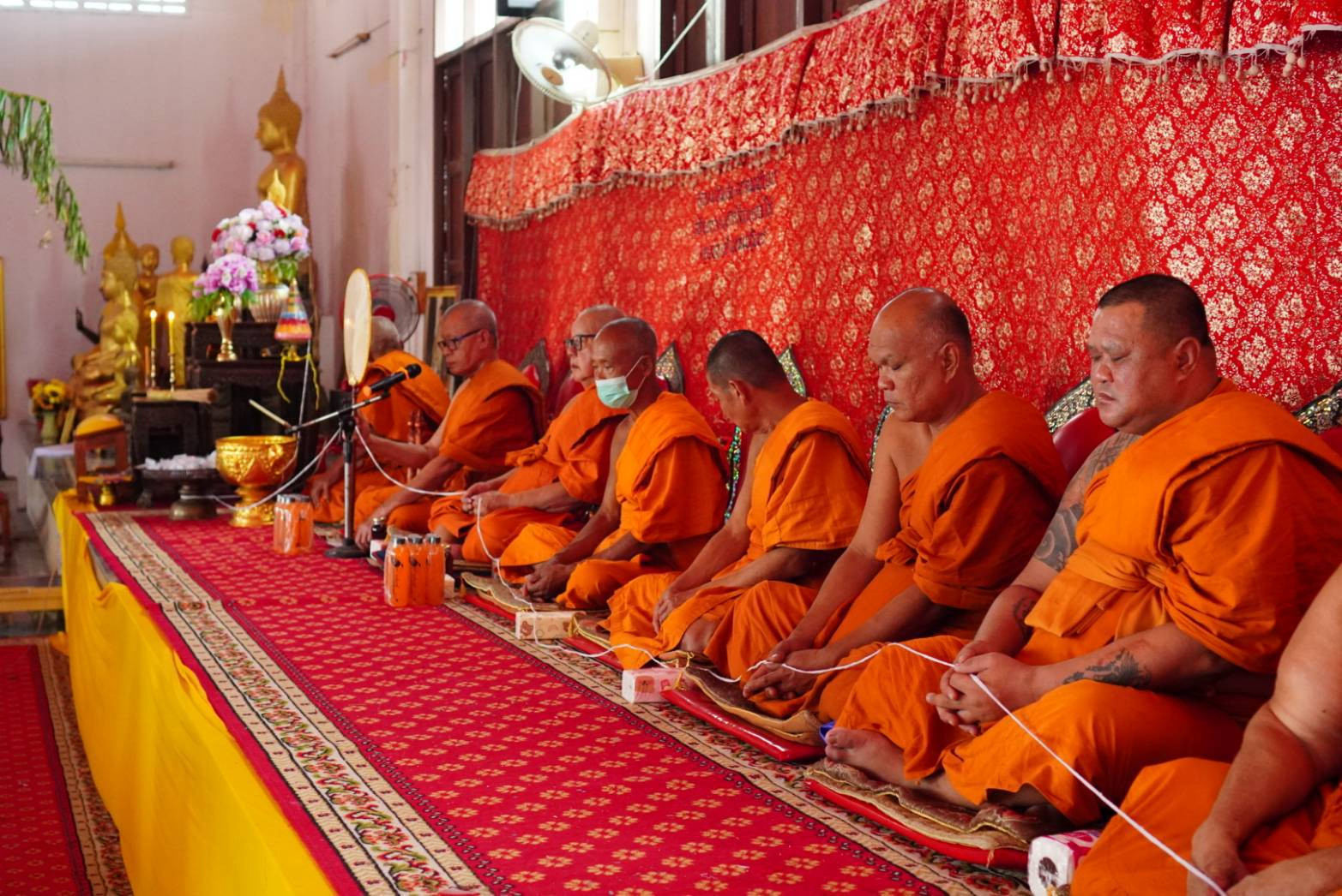 ภาพร่วมพิธีกรรมวัดเนินยาว