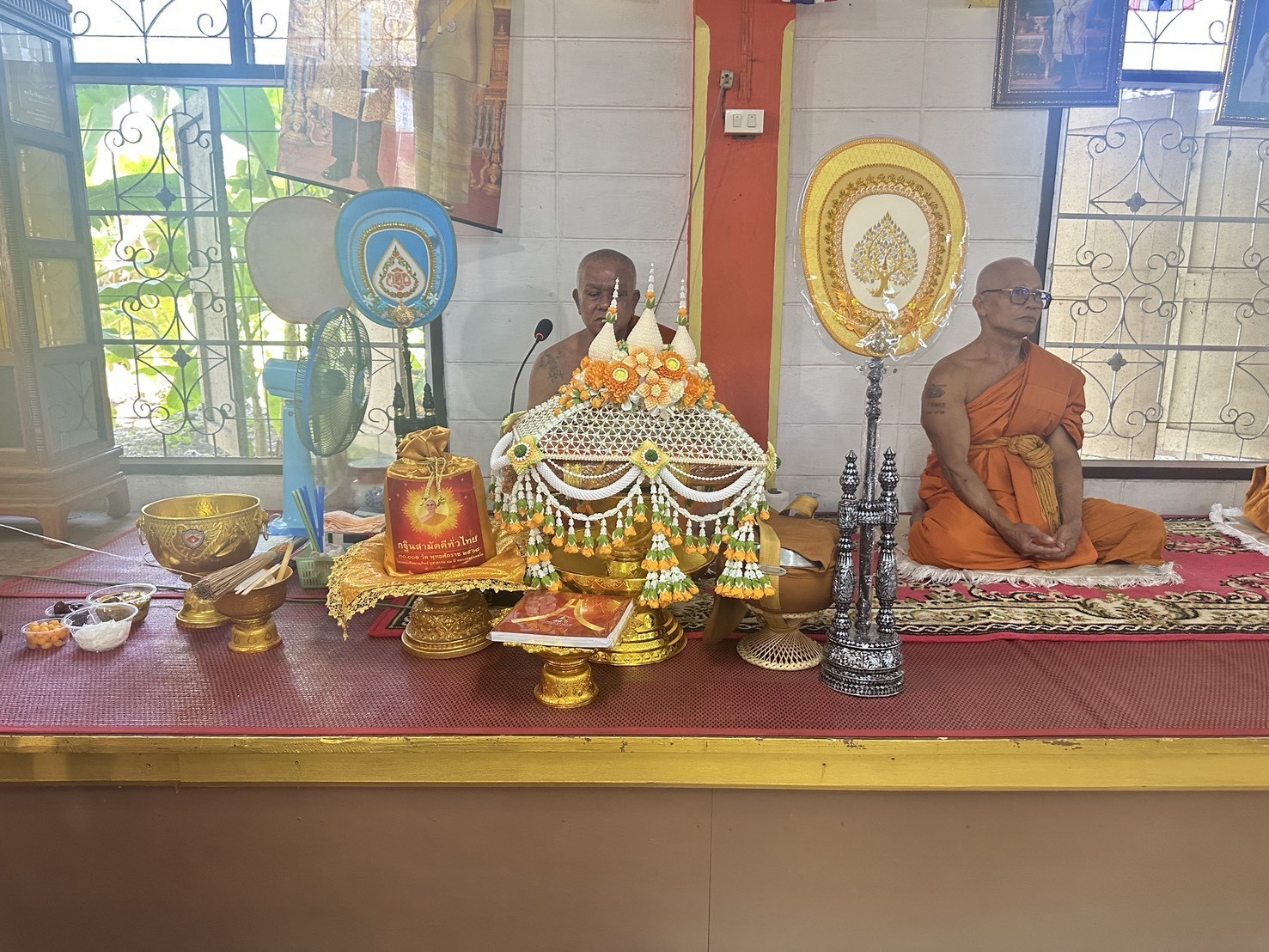 ภาพหมู่ถือพานถวายปัจจัยวัดสารภี