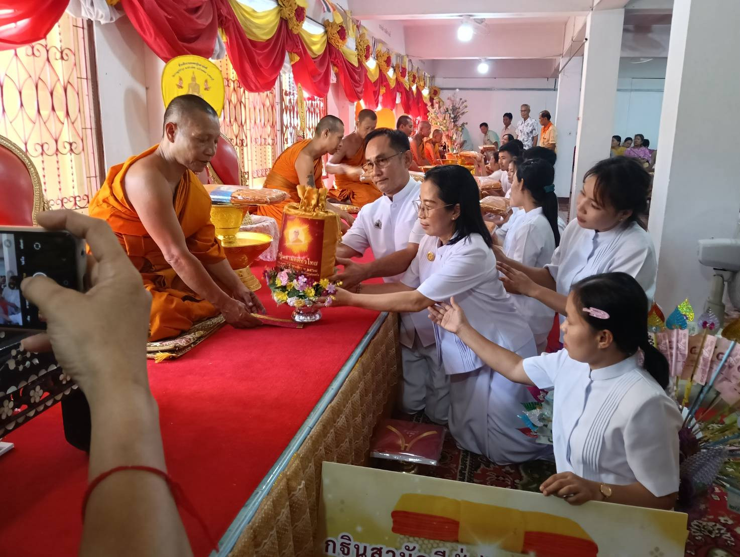 ภาพการถวายปัจจัยวัดราษฎร์บำรุง