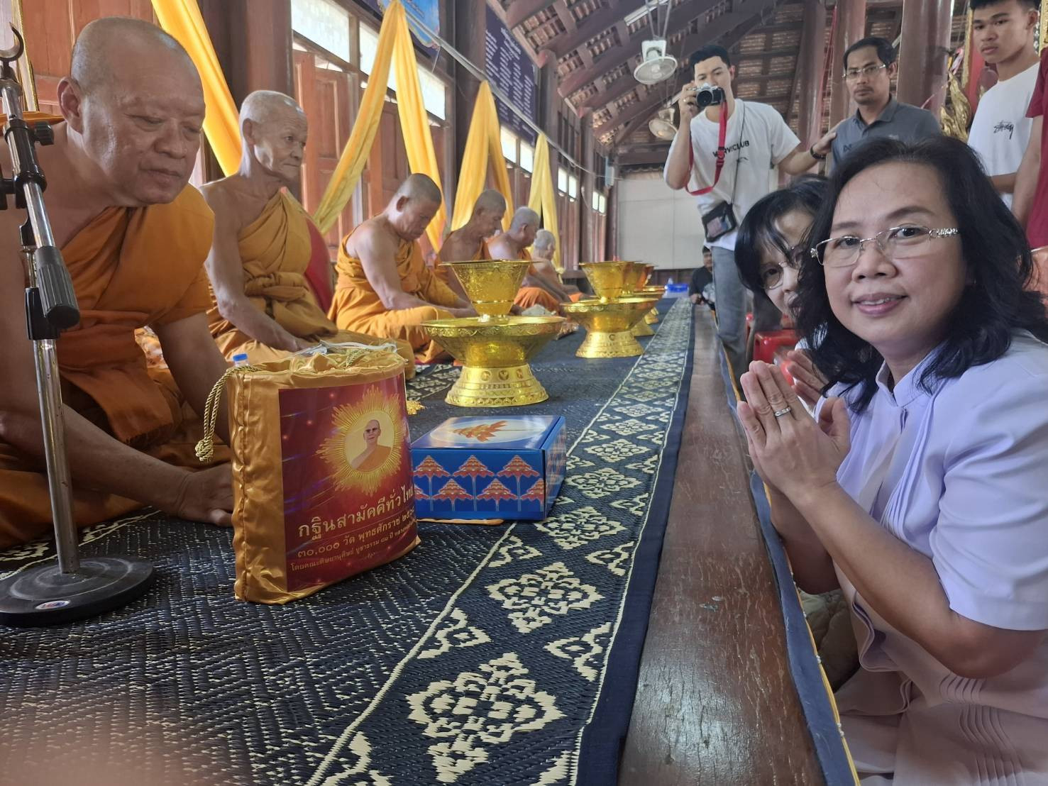 ภาพการถวายปัจจัยวัดอ้อมแก้ว