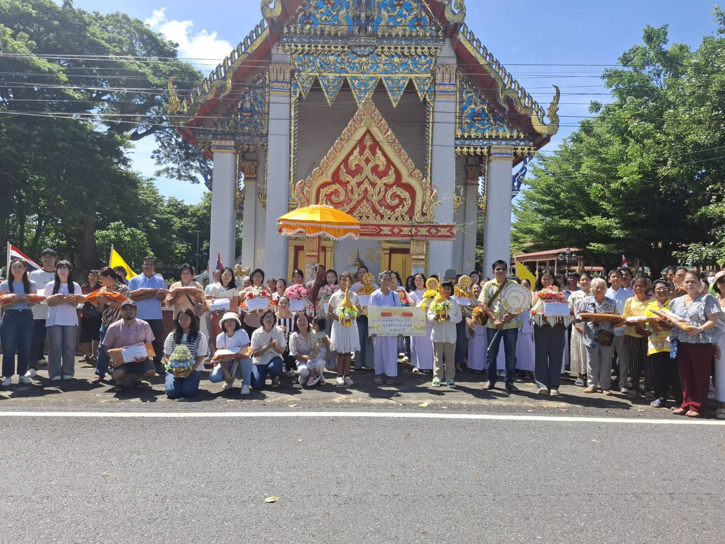 ภาพร่วมพิธีกรรมวัดอ้อมแก้ว