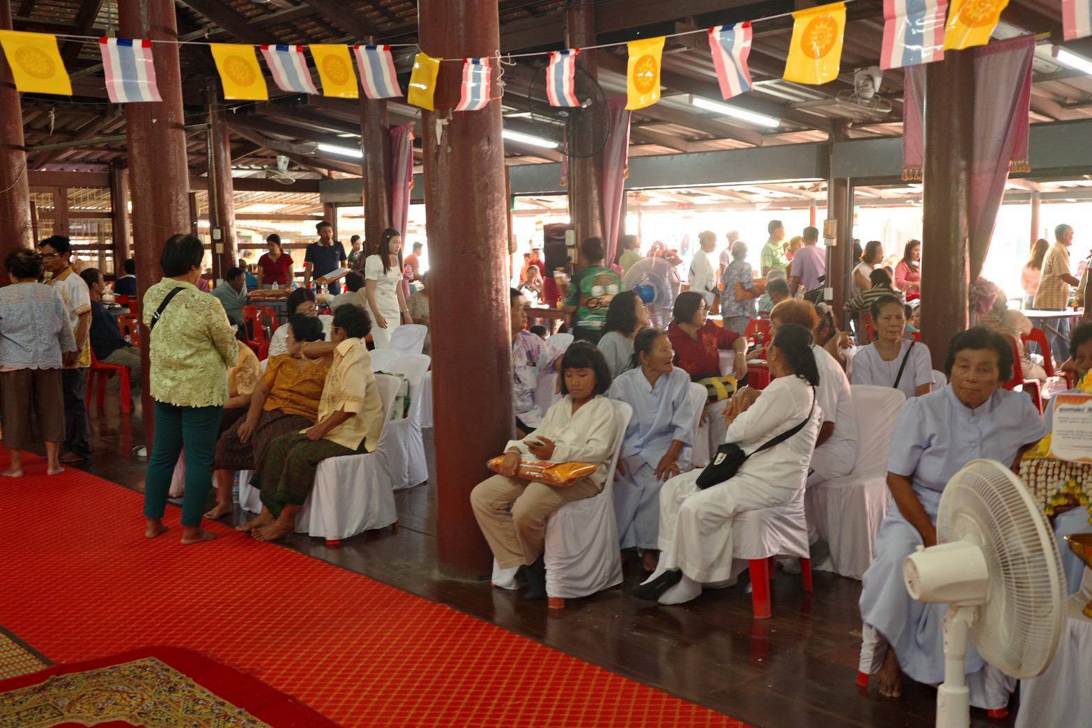 ภาพร่วมพิธีกรรมวัดอ้อมแก้ว