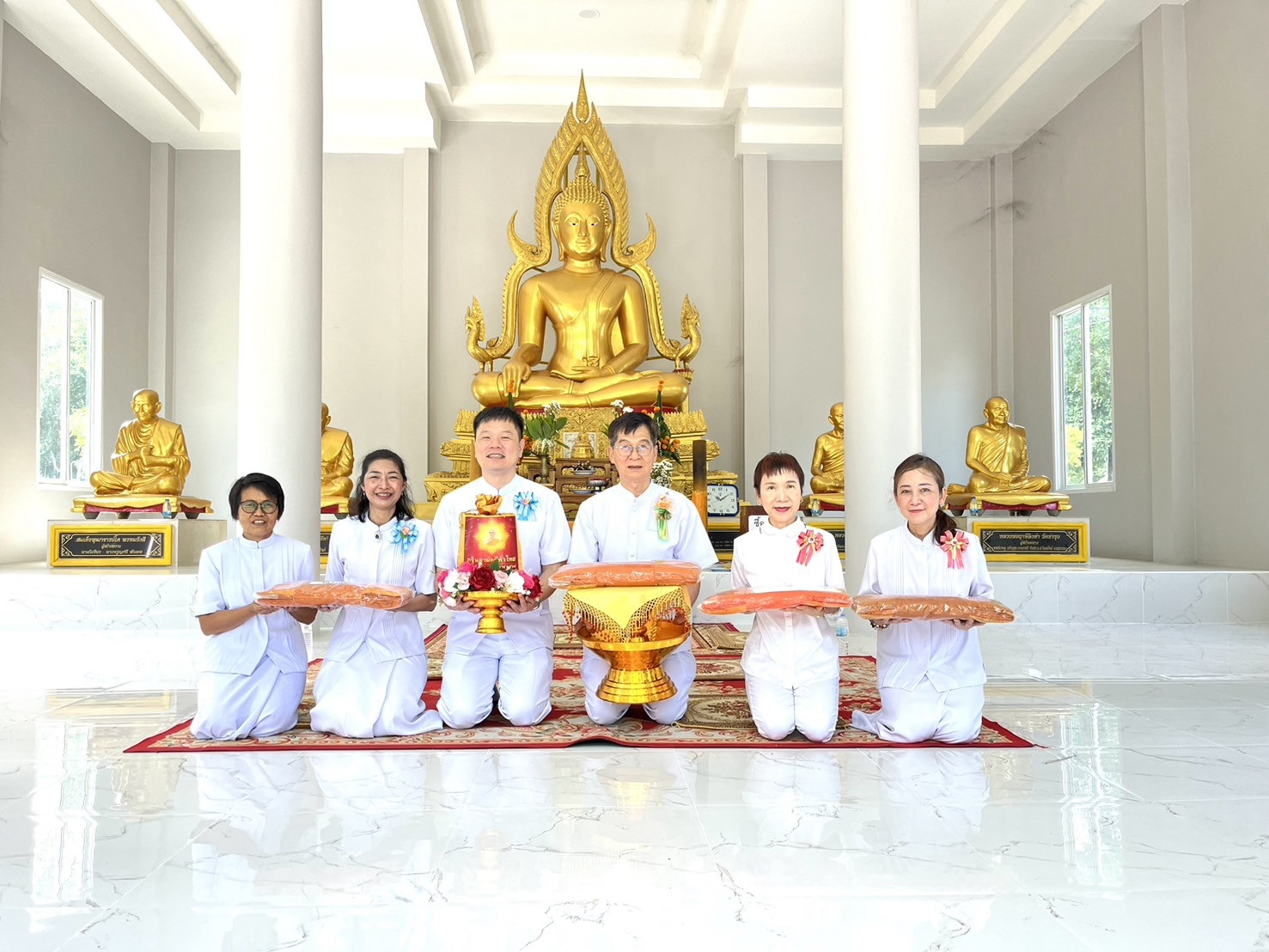 ภาพหมู่ถือพานถวายปัจจัยวัดวังยาง