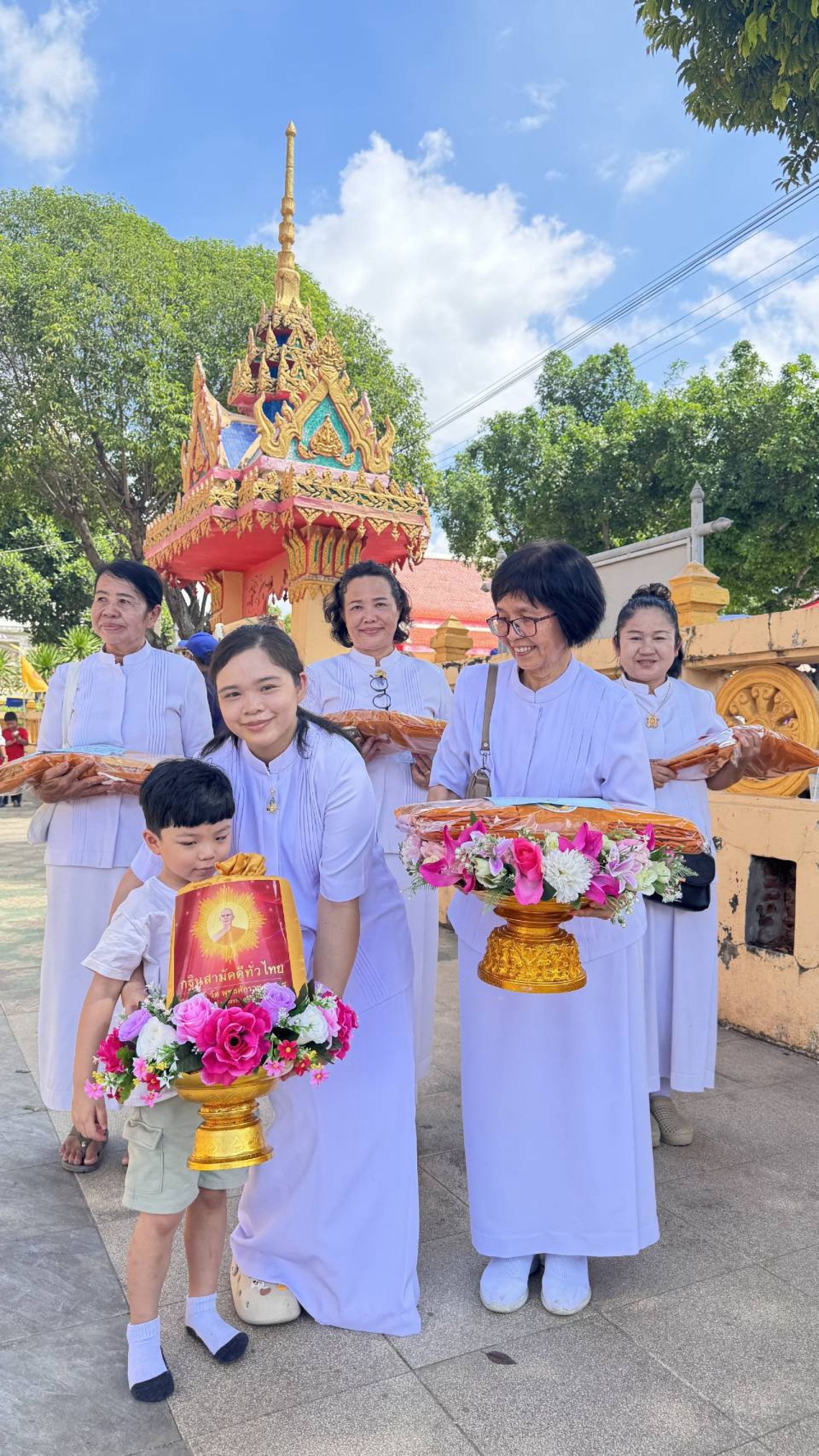 ภาพร่วมพิธีกรรมวัดบ้านธาตุใต้
