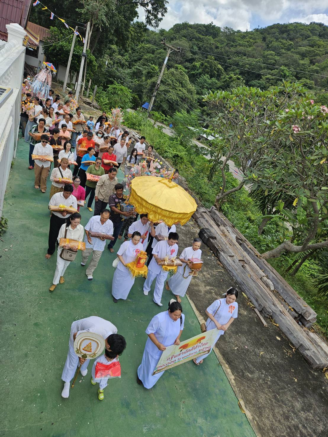 ภาพร่วมขบวนกฐินสำนักสงฆ์เขาช่องลม